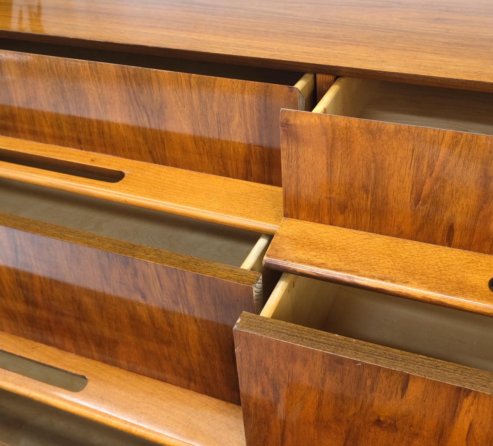Edmond Spence Nogal Lacado 6 Cajones Cómoda Larga Armario Credenza ¡Menta! Moderno de mediados de siglo en venta