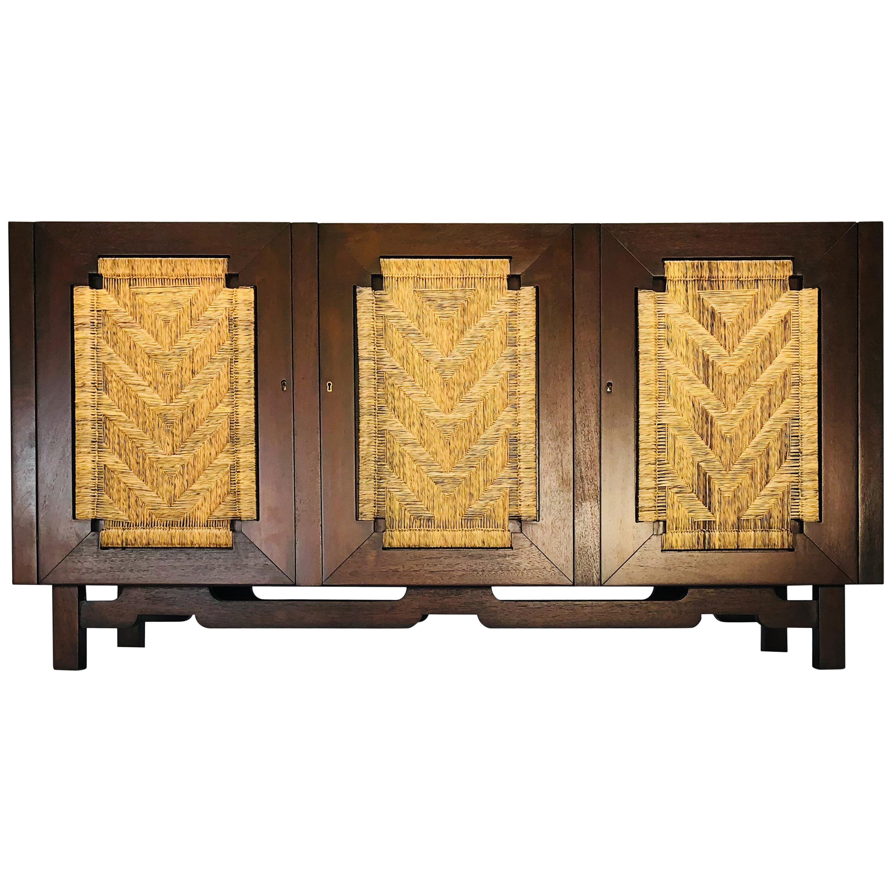 Edmond Spence Mahagoni Sideboard aus gewebtem Meeresgras mit facettierten Türen, Industrielle Mueblera, Edmond Spence