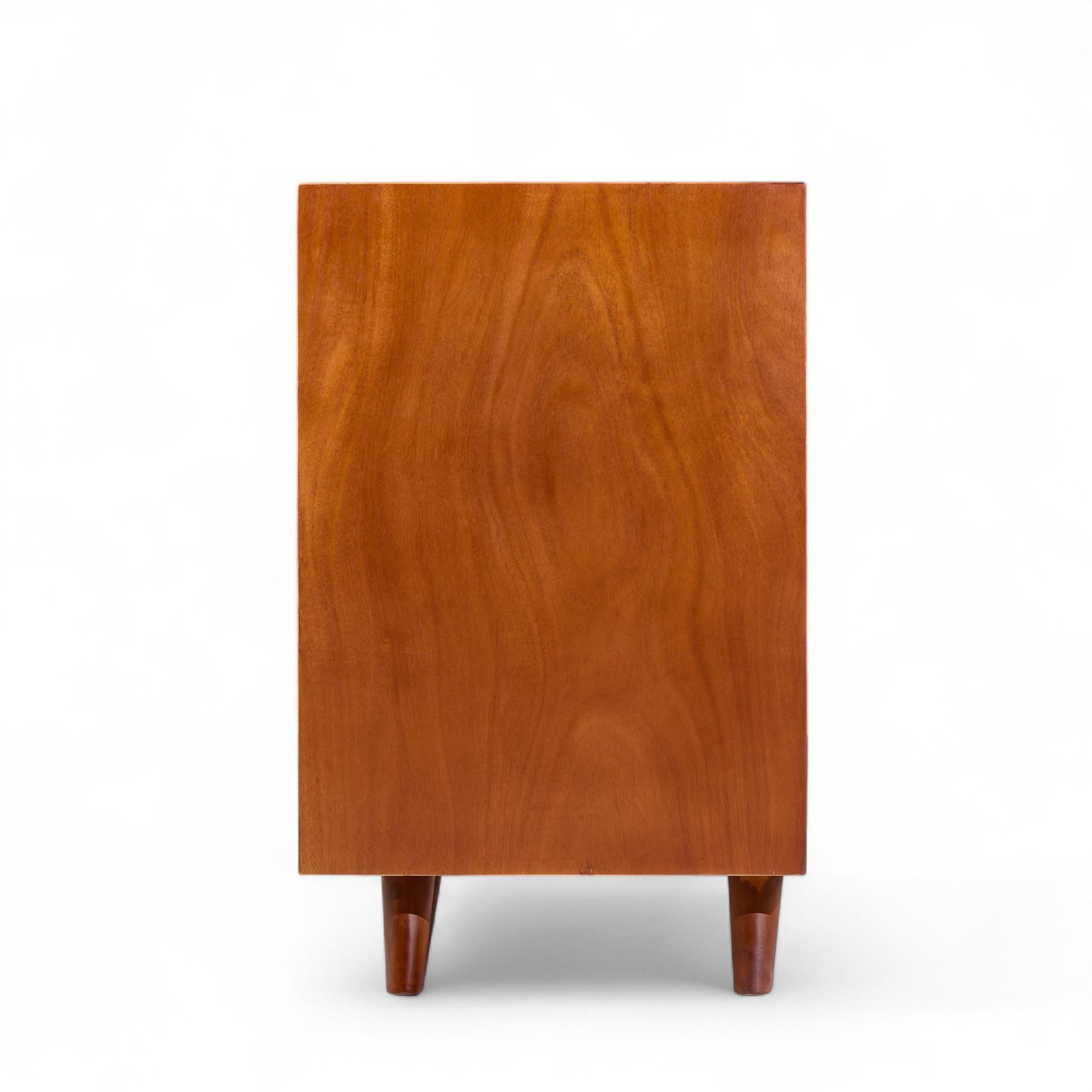 Cassettone Edmond Spence di metà secolo in betulla In condizioni buone in vendita a Franklin Park, IL