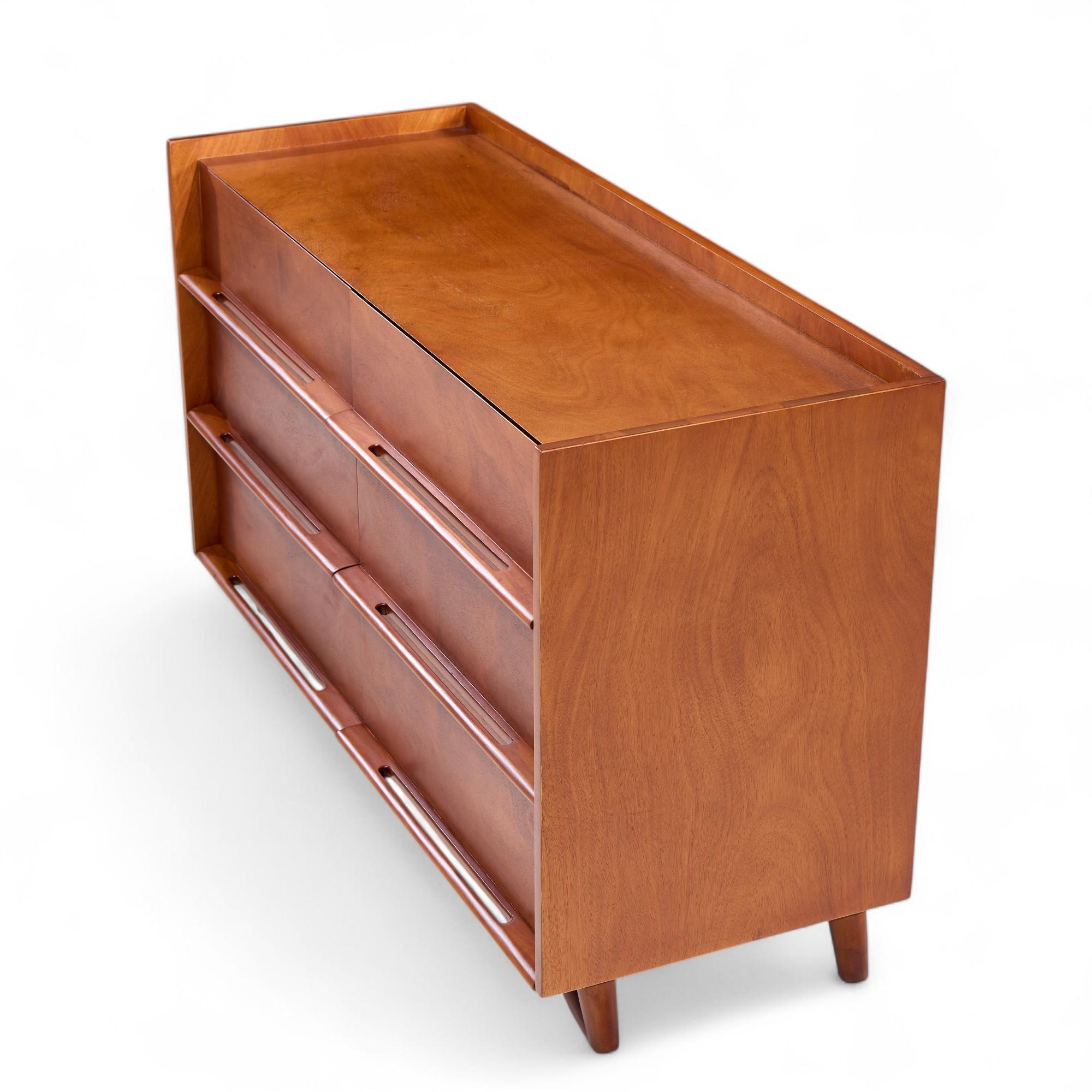 Cassettone Edmond Spence di metà secolo in betulla in vendita 1