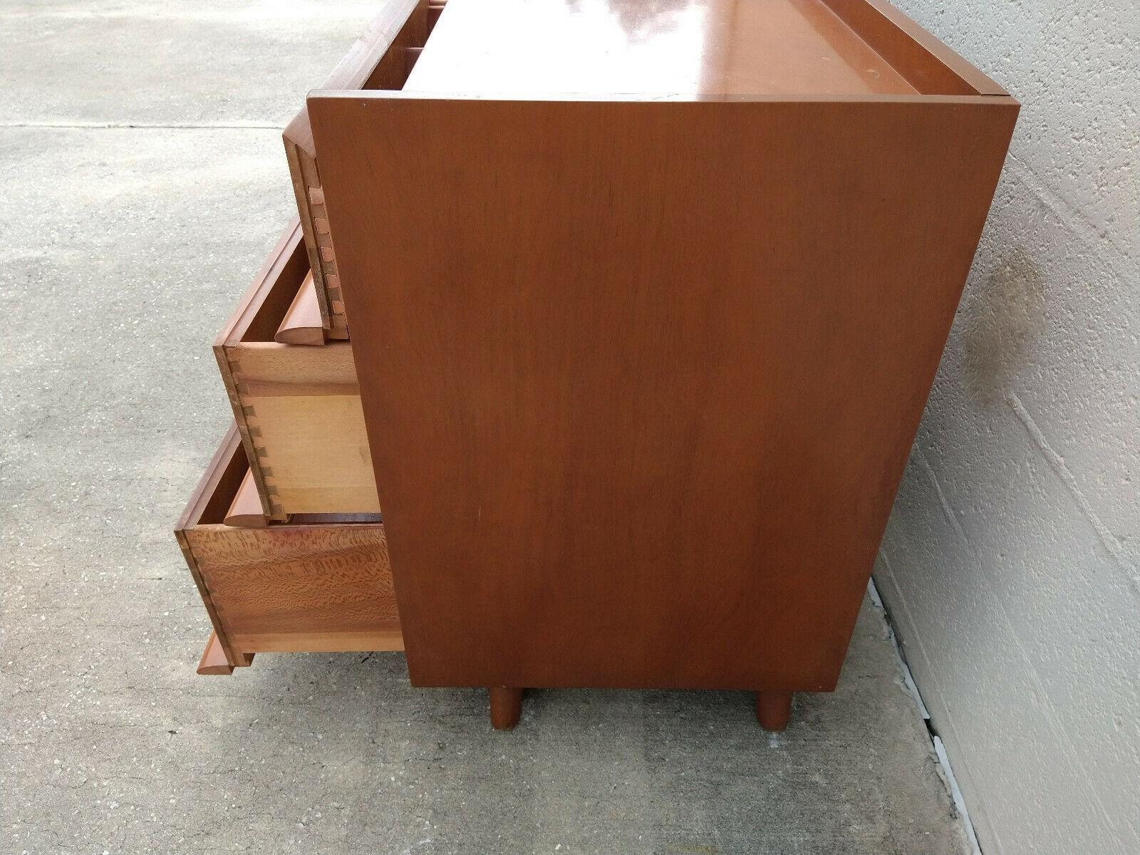 Edmond Spence Mid-Century Modern Dresser with Sculpted Drawer-Length Pulls For Sale 4