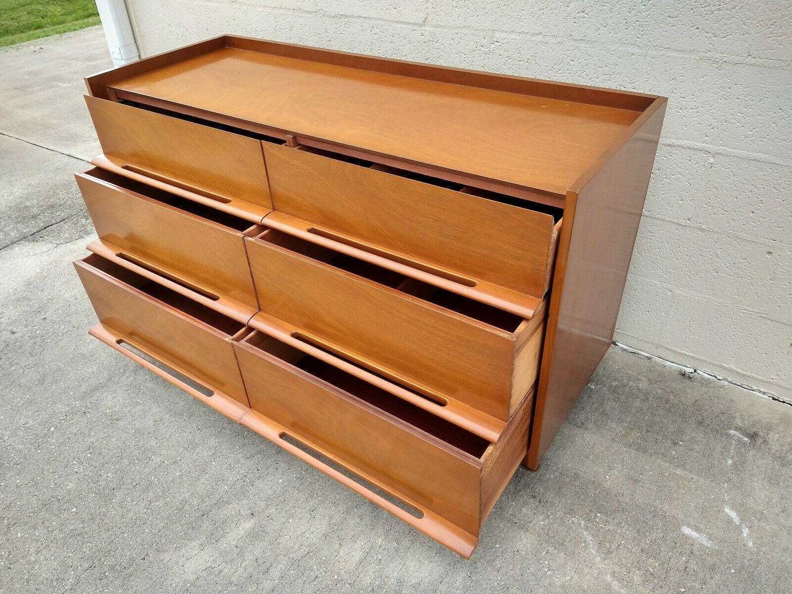 Edmond Spence Mid-Century Modern Dresser with Sculpted Drawer-Length Pulls In Good Condition For Sale In Vero Beach, FL