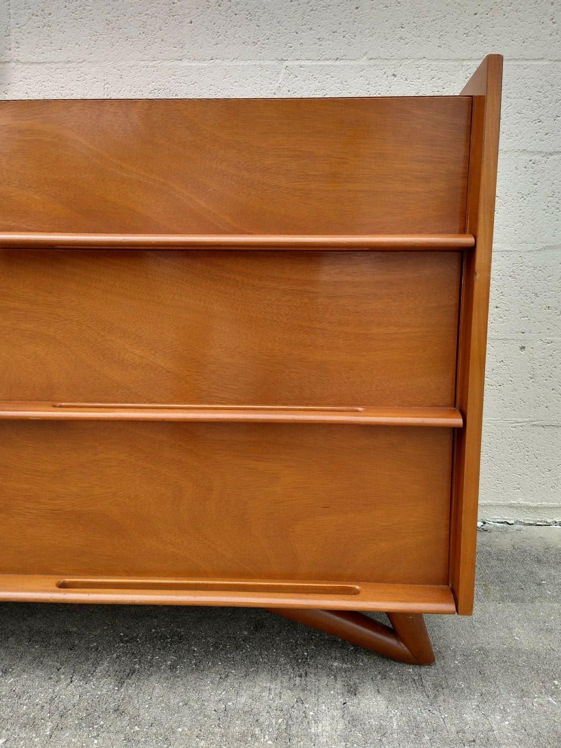 Edmond Spence Mid-Century Modern Dresser with Sculpted Drawer-Length Pulls For Sale 1