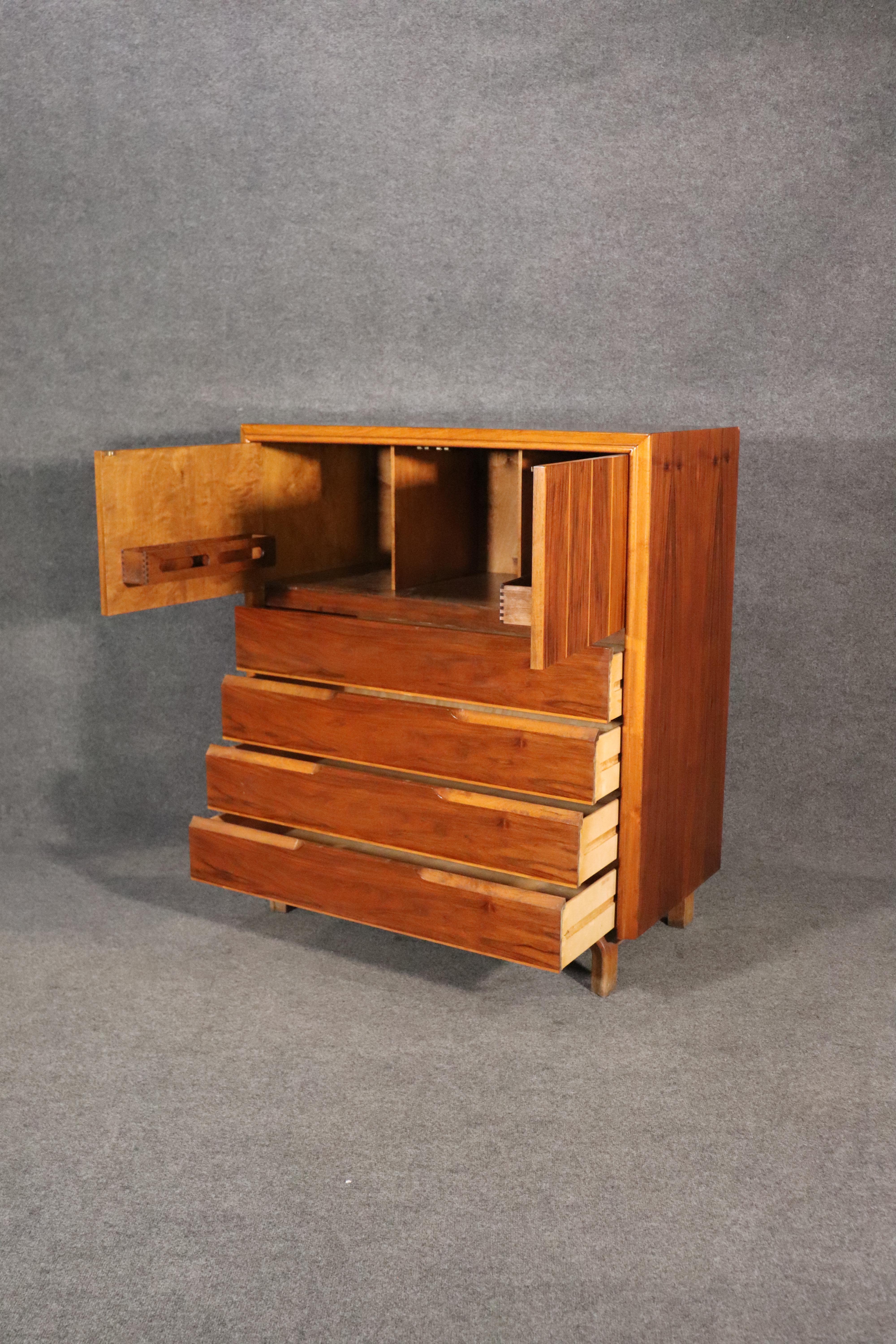 Edmond Spence-Set (Kopfteil, Kommode, Tische) (Moderne der Mitte des Jahrhunderts) im Angebot