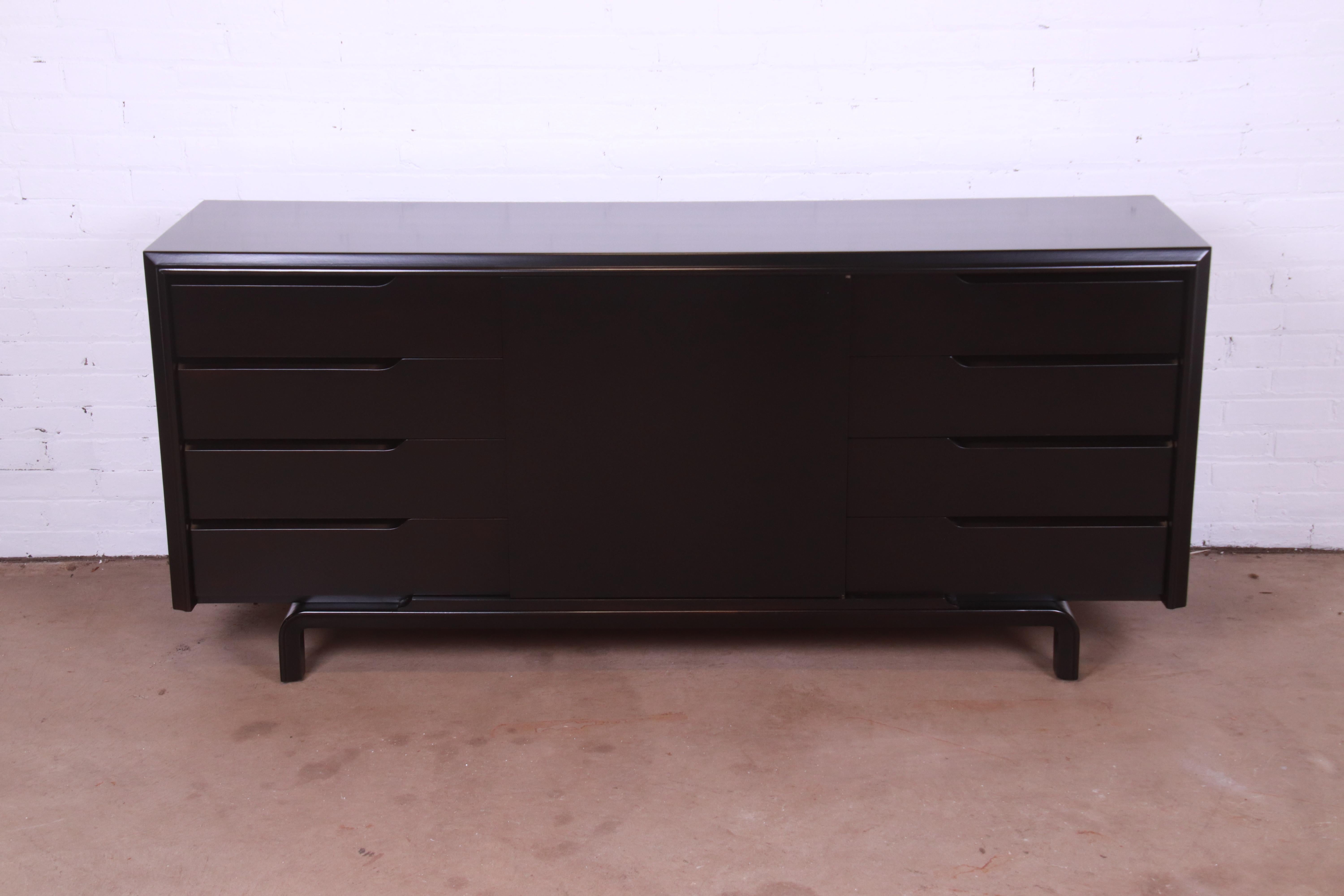 An exceptional mid-century Swedish Modern black lacquered birch sideboard, credenza, or bar cabinet

By Edmond Spence

Sweden, 1950s

Measures: 72