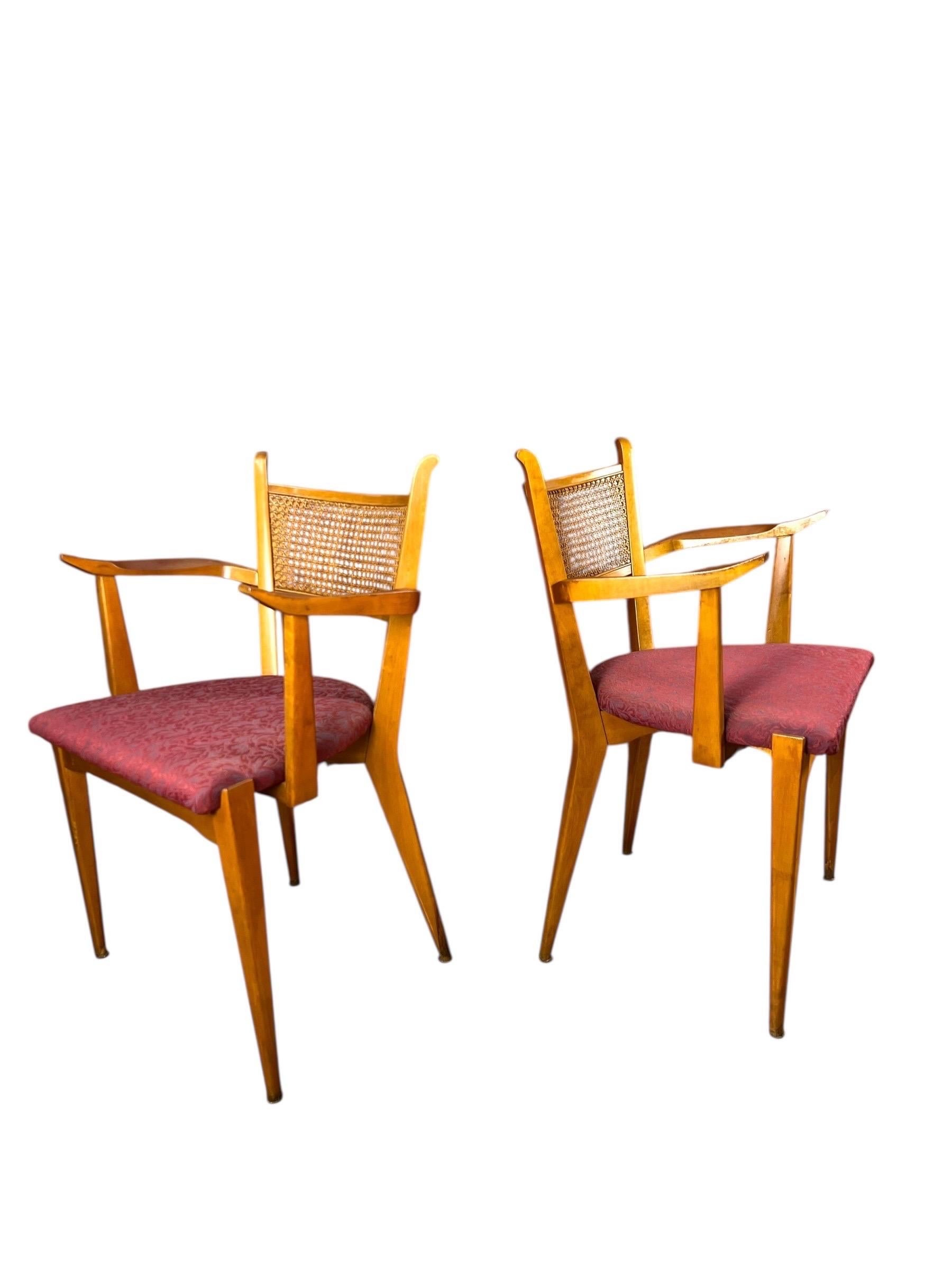 In vendita c'è questo bellissimo set di sei sedie vintage, splendidamente realizzate in Svezia da Edmond Spence. Le prime immagini mostrano il tessuto nel suo colore corretto. Il tessuto è di colore rosso-viola.

Condit: Le sedie sono in ottime