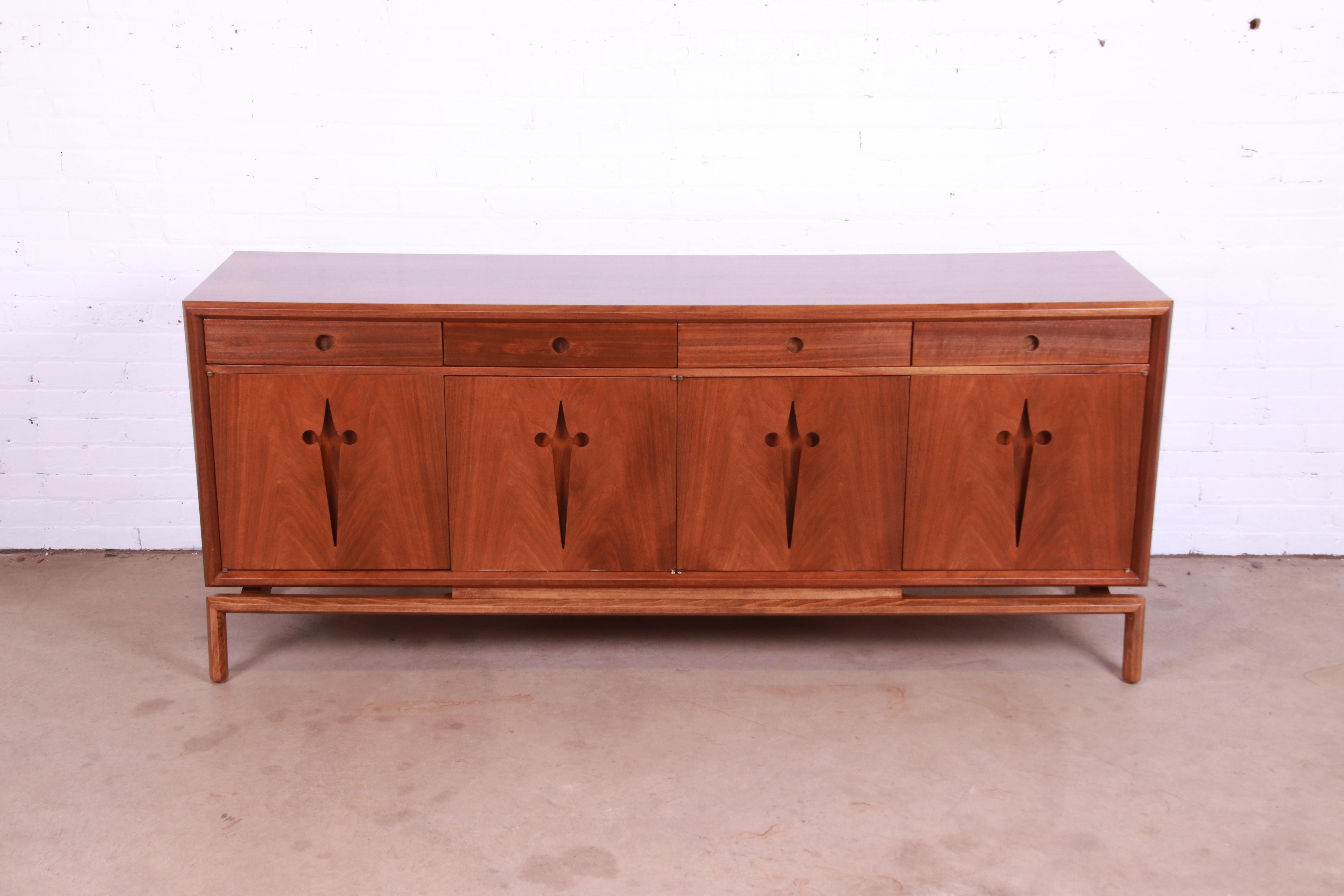 An exceptional mid-century Swedish Modern walnut sideboard, credenza, or bar cabinet

By Edmond J. Spence

Sweden, 1950s

Measures: 74.75