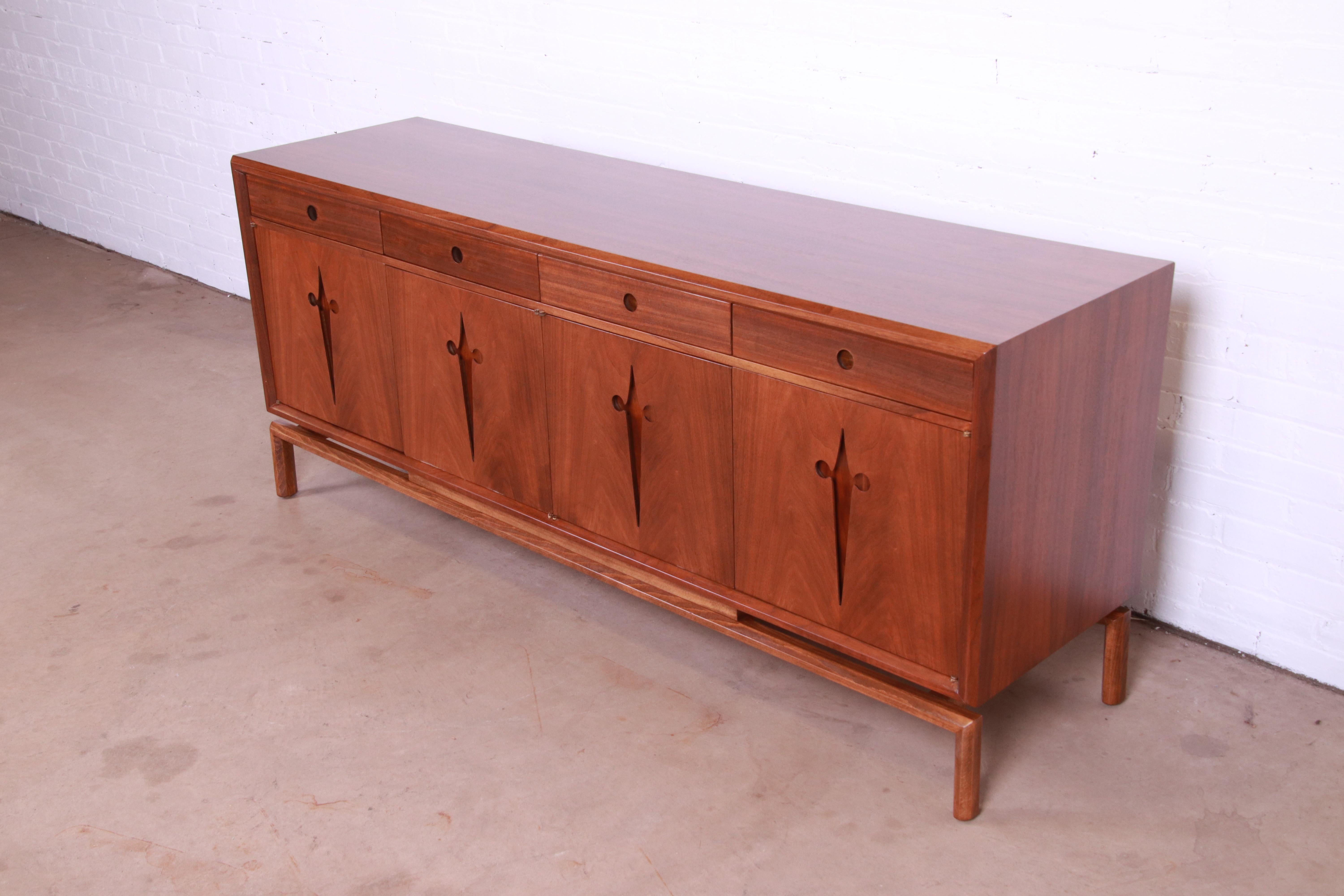 Edmond Spence Swedish Modern Walnut Sideboard Credenza, Newly Refinished In Good Condition For Sale In South Bend, IN