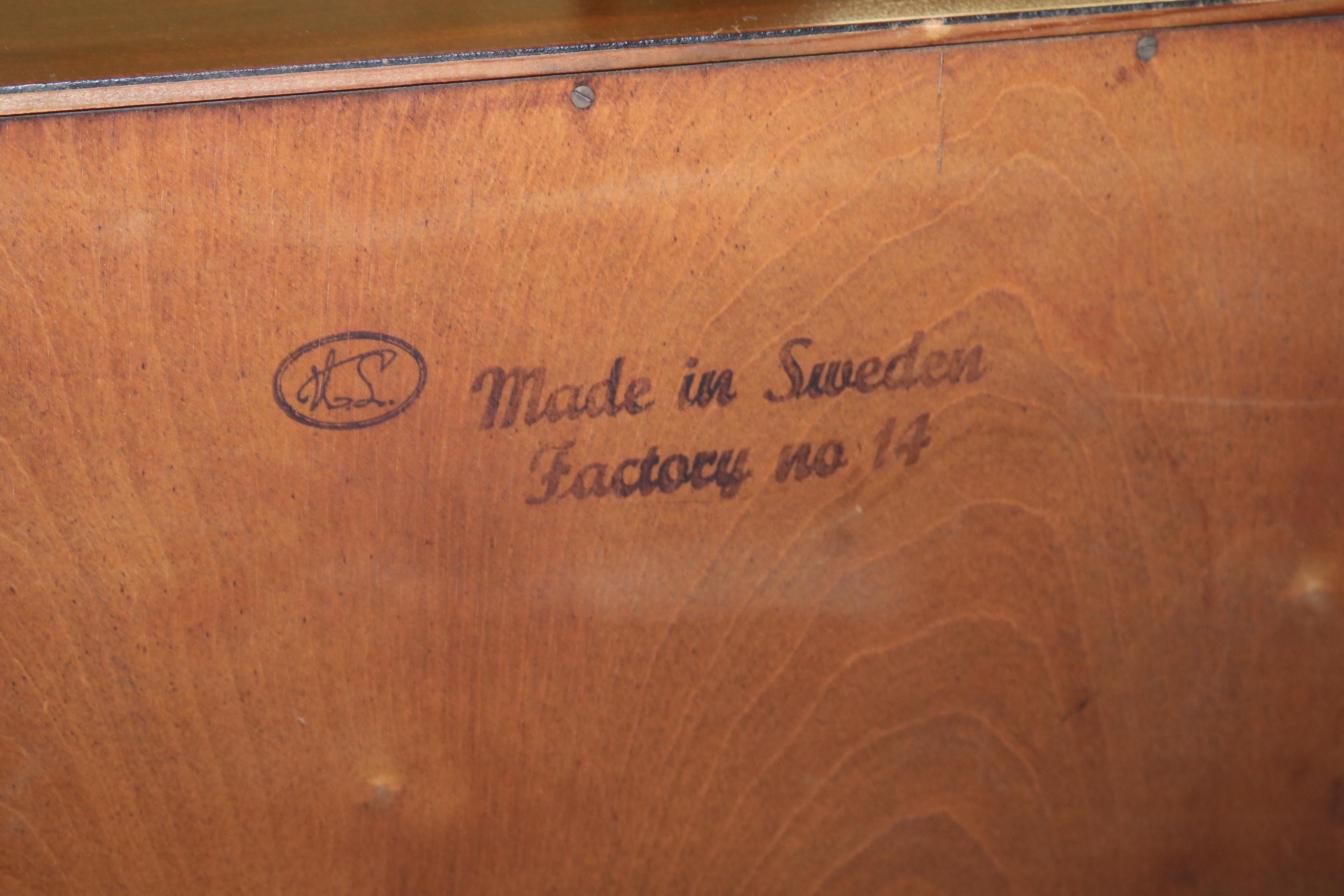 Edmond Spence Swedish Walnut & Brass High Chest Dresser (Commode haute en noyer et laiton) en vente 10