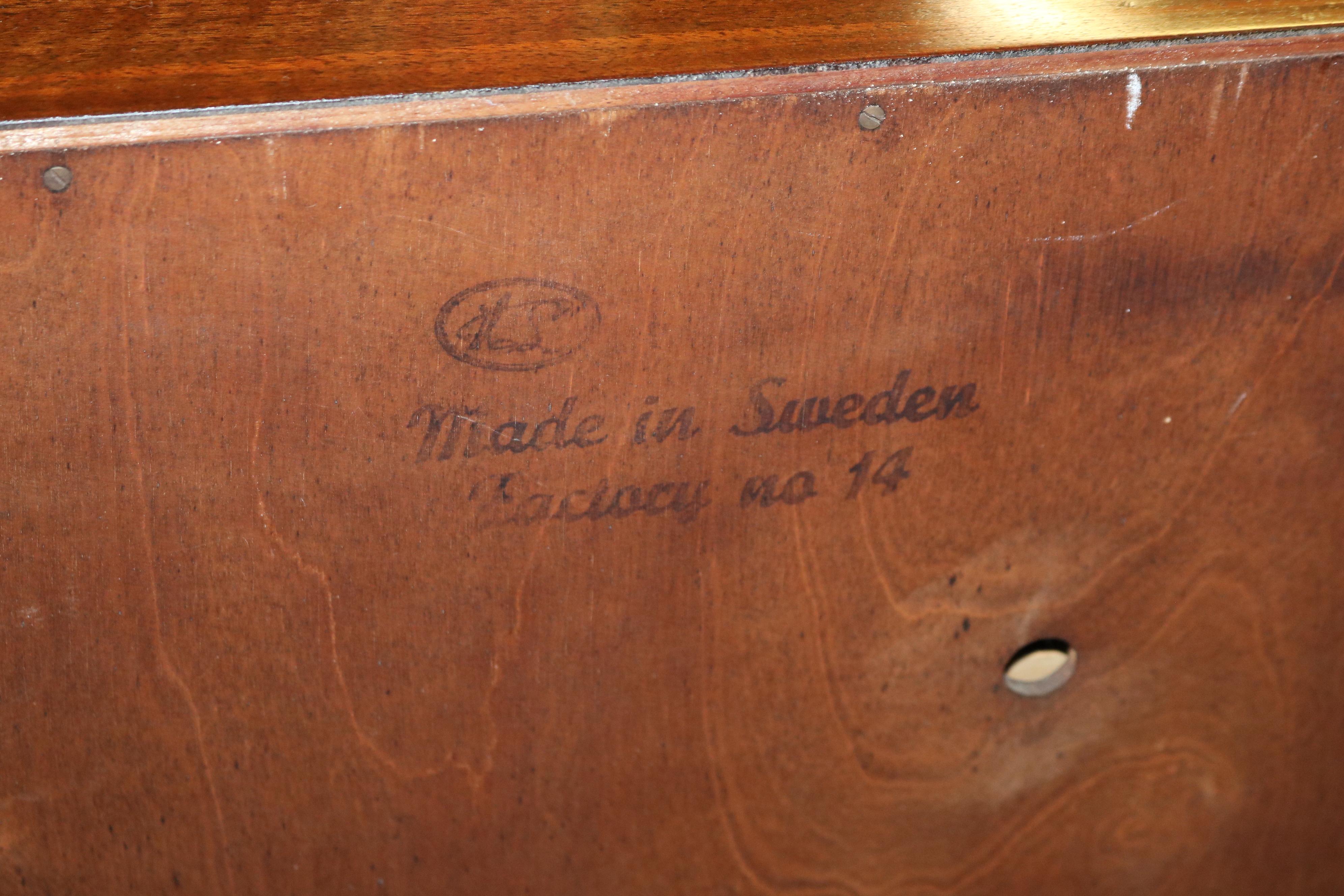Edmond Spence Swedish Walnut & Brass Inlaid Chest of Drawers Double Dresser en vente 7