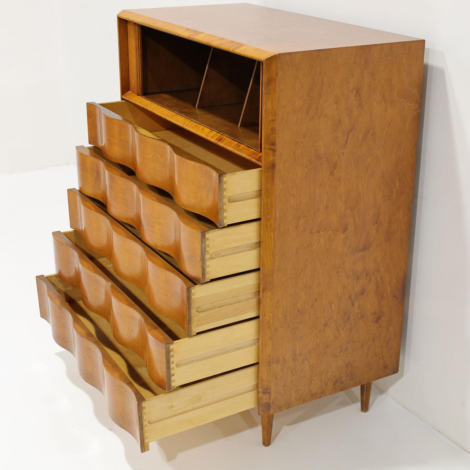 Scopri l'eleganza senza tempo della cassapanca Tall Bachelor's Chest di Edmond Spence, anni '50 circa, Svezia. Nonostante sia un designer americano, Spence ha fatto realizzare la maggior parte dei suoi pezzi, tra cui questo squisito comò in acero,