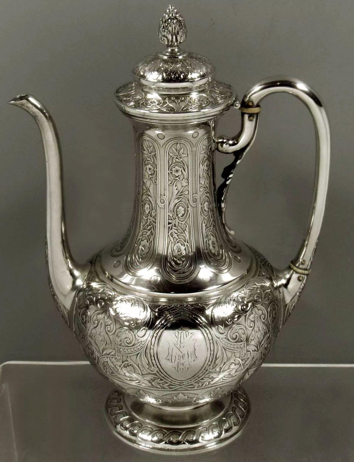 Precioso juego de café o té francés
Fabricado en 1895 por Edmond Tatard
Decorado a mano en plata 950
Era conocido por ser el Herrero de Plata del Rey de Francia.
Fue nombrado miembro de la Corte Real
Expuesto en la Exposición Universal de 1889 y