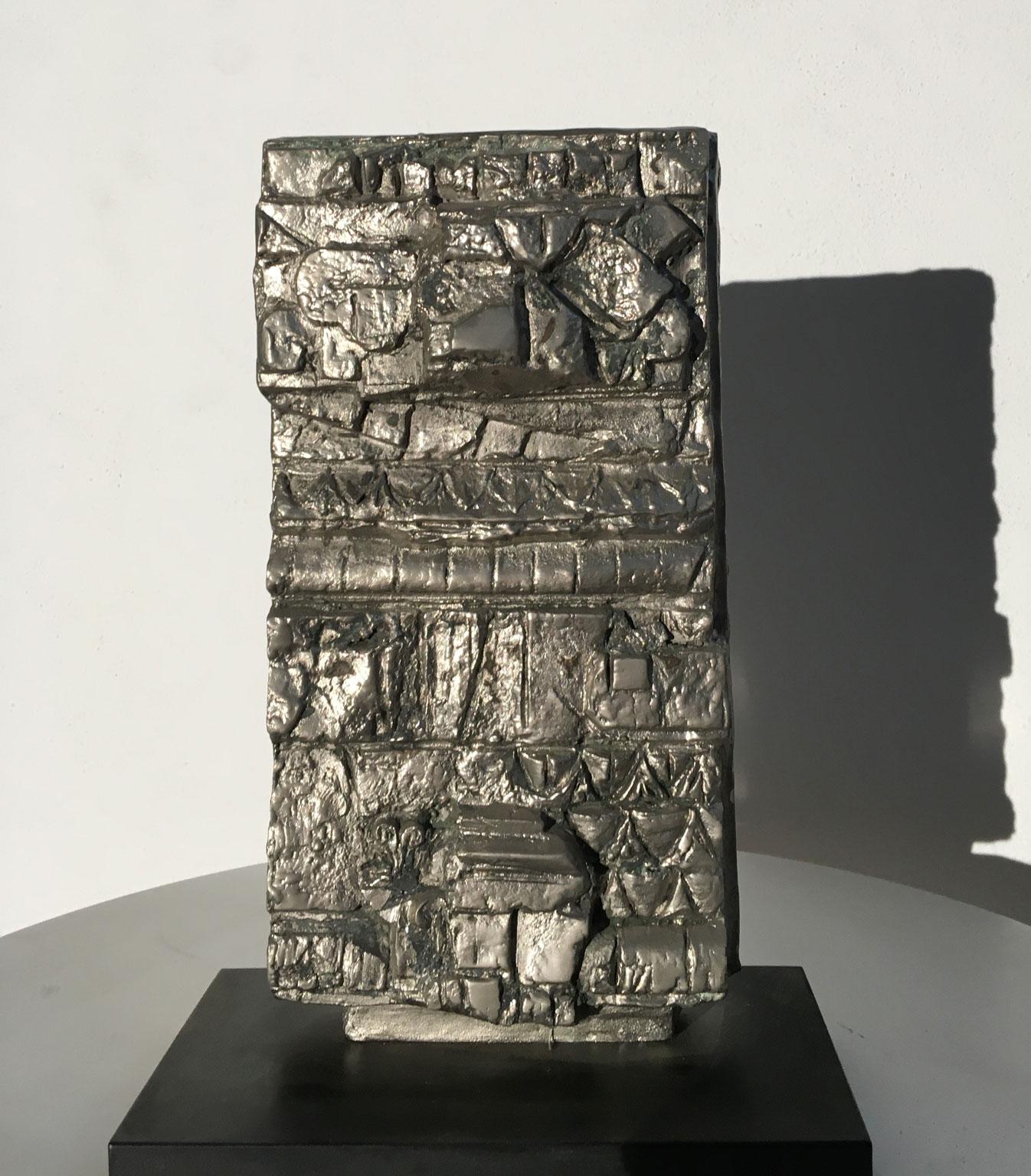 Cette œuvre d'art engagée et intense a été créée en 1985.  de l'artiste italien Edmondo Cirillo. Il a été forgé en bronze puis argenté. Le titre de cette pièce est 