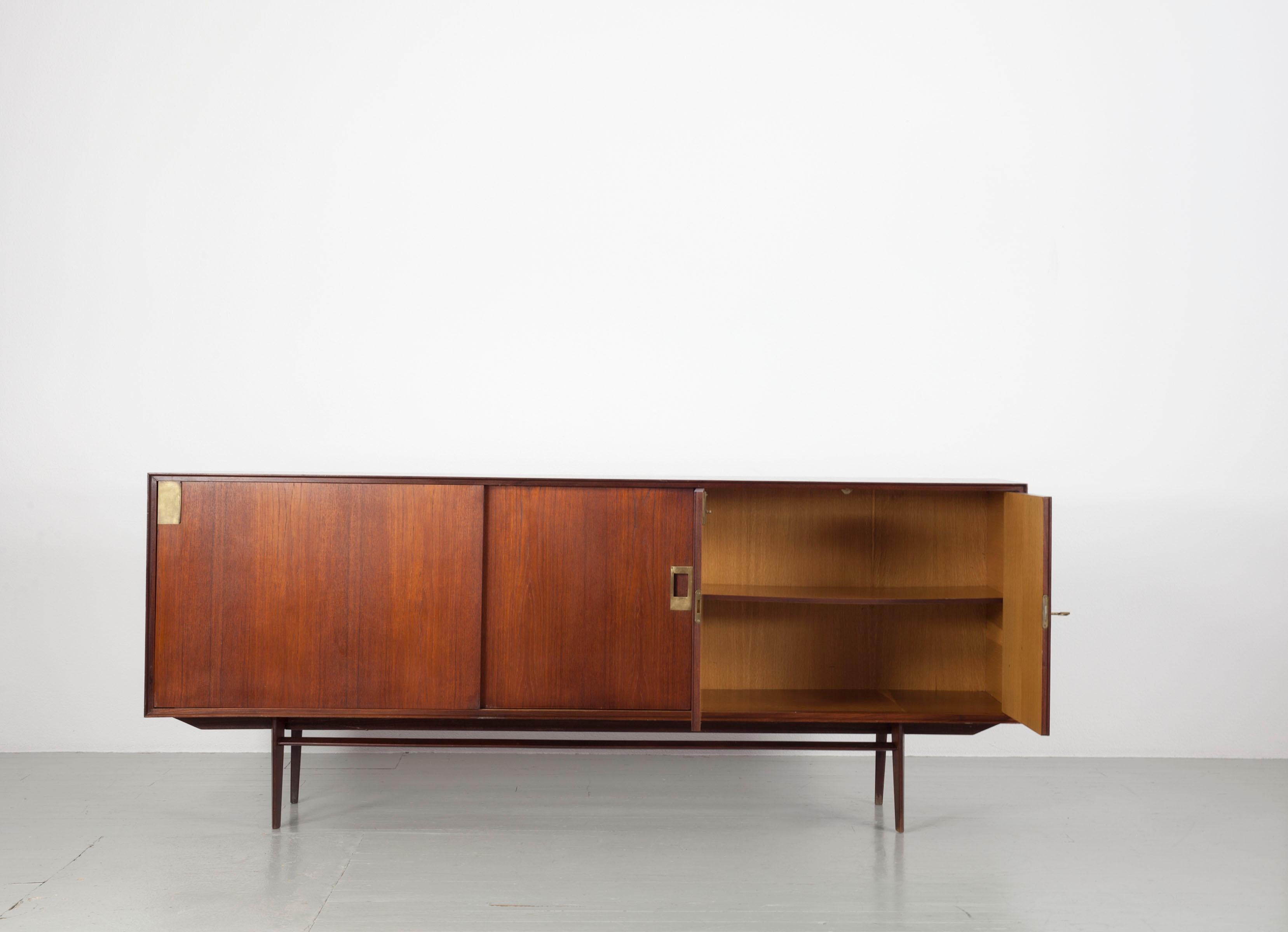 Edmondo Palutari Dassi sideboard
This sideboard has been crafted with teak and brass detailing. The versatile sideboard offers plenty of room for storage and remains in a very good vintage condition. Edmondo Palutari worked internally at the Dassi