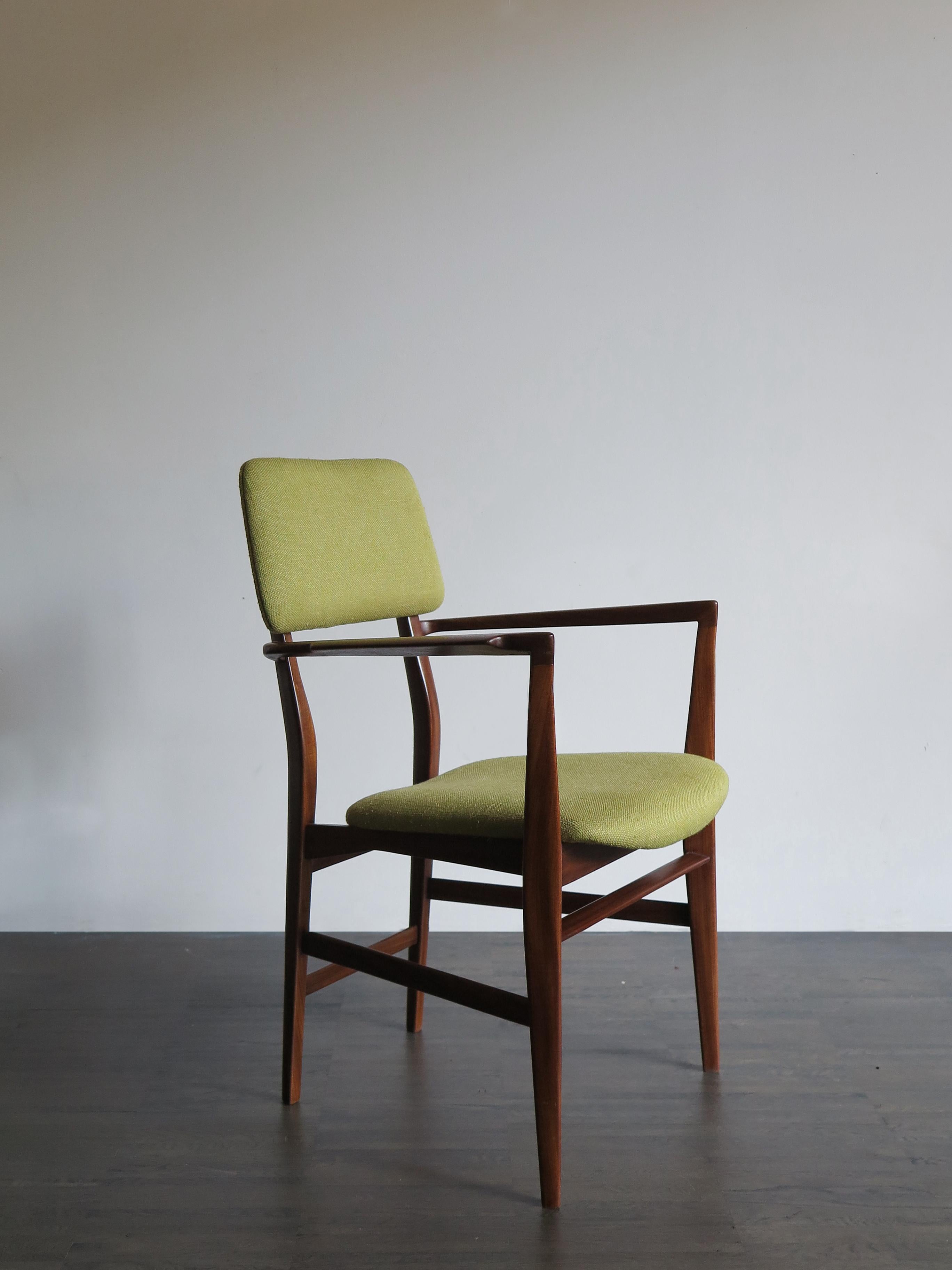 Italian Mid-Century Modern design sophisticated dining chair / armchair with armrests designed by Italian designer Edmundo Palutari and produced by Dassi, with solid wood structure and new fabric upholstery, 1950s production.

Please note that the