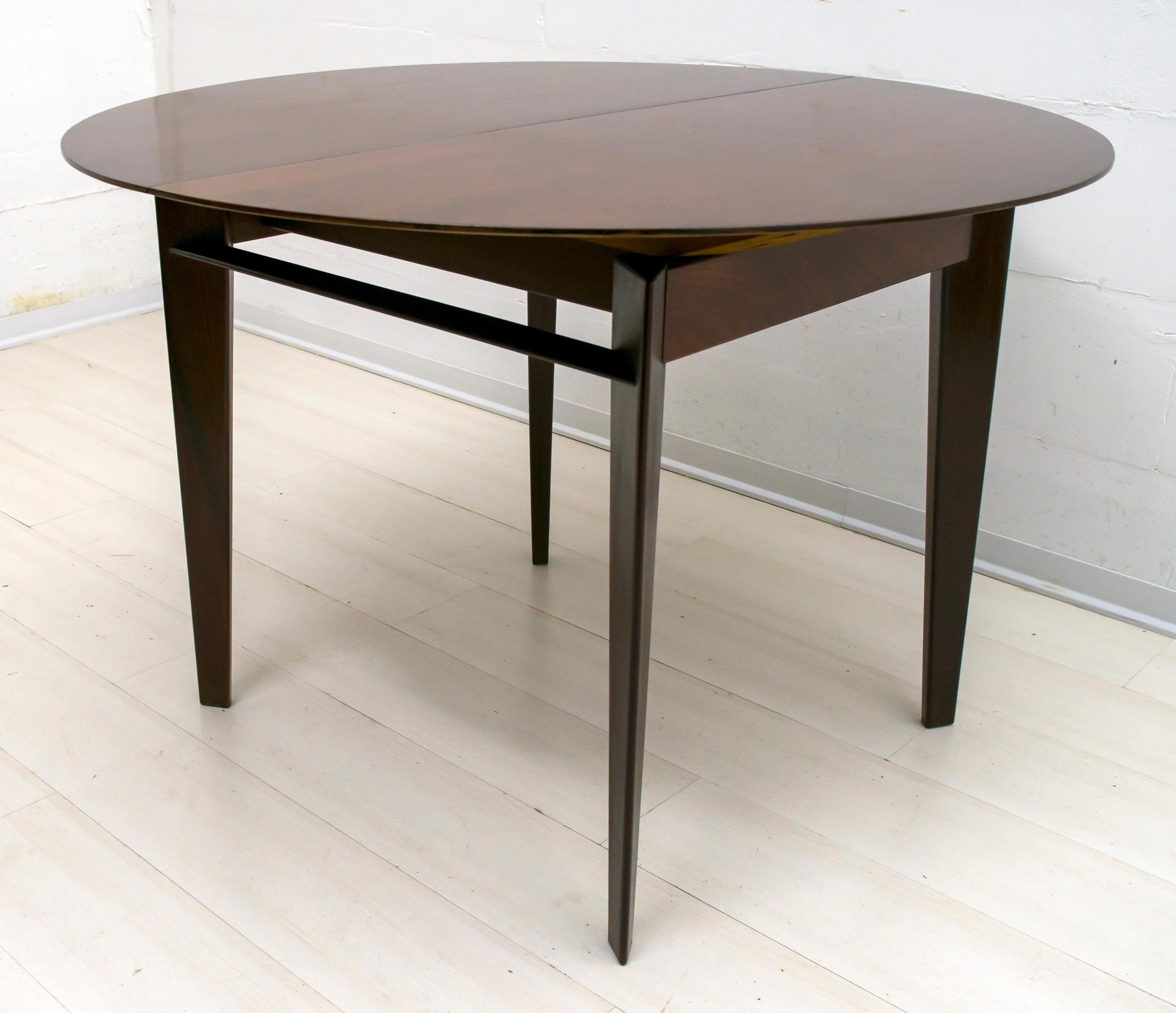 This table was designed by the famous Italian designer Edmondo Palutari for Vittorio Dassi, using teak wood, in Italy in the 1950s.
The table can be opened and has two extensions that fold and store on the table itself.
Open the table with the two