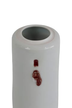 Flasche mit Deckel, helle Porzellanflasche in Celadon-Optik mit zwei roten, vertieften Markierungen