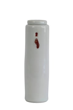 Flasche mit Deckel, helle Porzellanflasche in Celadon-Optik mit zwei roten, vertieften Markierungen