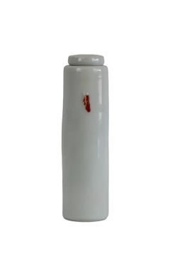 Helle Flasche aus Seladon-Porzellan mit einer roten, vertieften Markierung und dazugehörigem Deckel