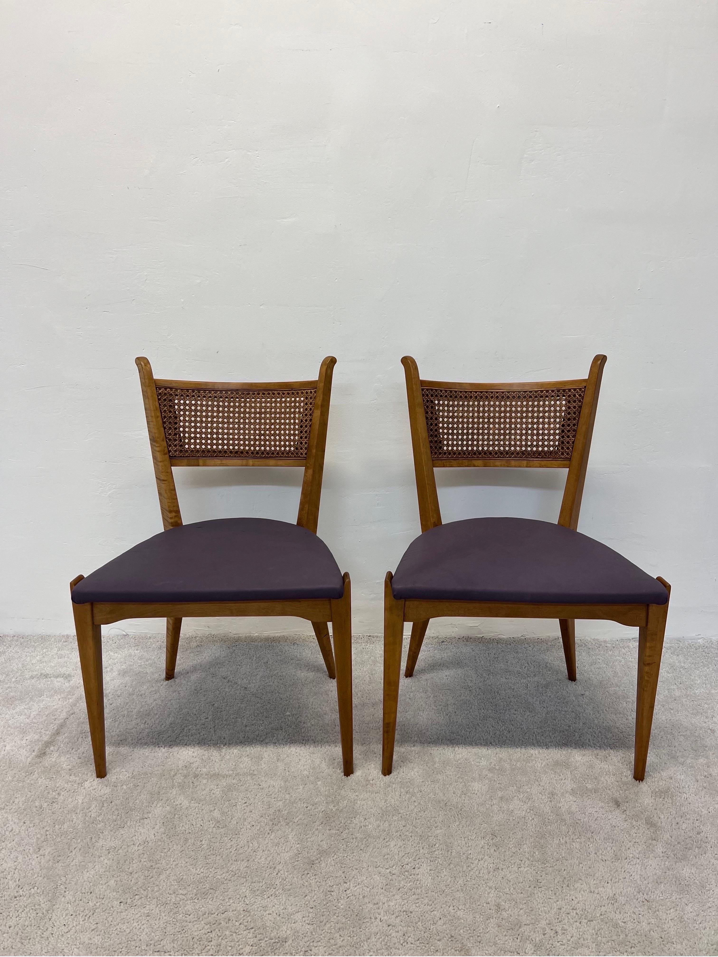 Paire de rares chaises à dossier canné Edmund J. Spence entièrement restaurées avec des sièges rembourrés en cuir aubergine.