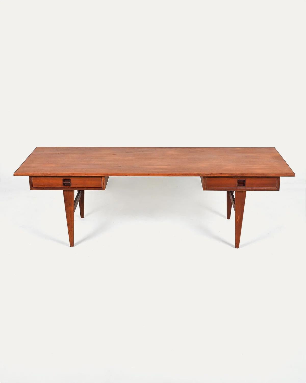 Fabricada con maestría en Dinamarca a mediados del siglo XX, esta mesa de centro de teca sobredimensionada de Edmund Jorgensen refleja la elegancia y la calidad del buen diseño escandinavo. La pieza presenta una silueta limpia y atemporal que