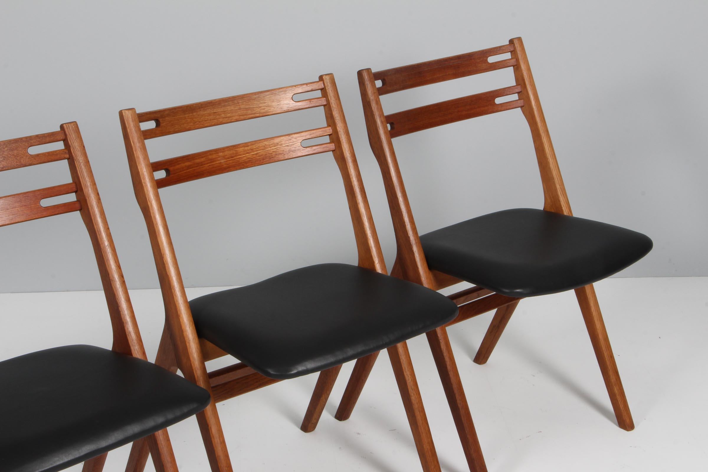 Scandinavian Modern Edmund Jørgensen set of four dining chairs, oak and teak For Sale