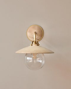 Applique moderna in ottone con acero chiaro