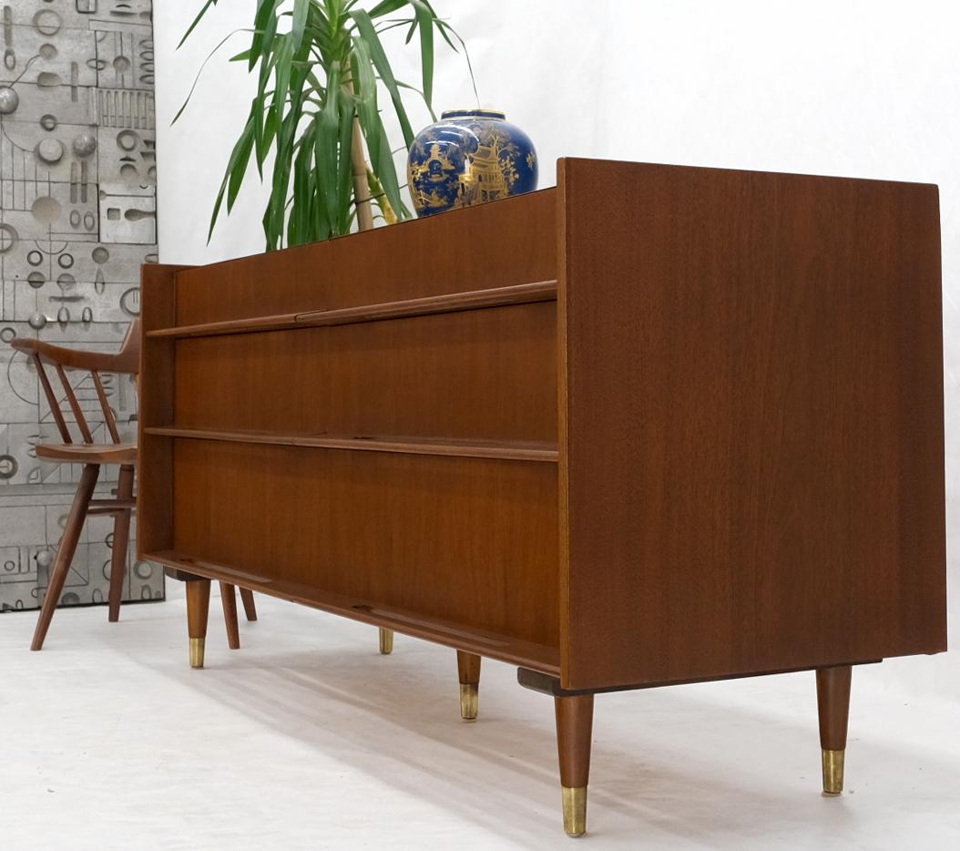 Edmund Spence attribuisce un grande comò a 6 cassetti in noce con gambe a cono con piano a galleria In condizioni ottime in vendita a Rockaway, NJ