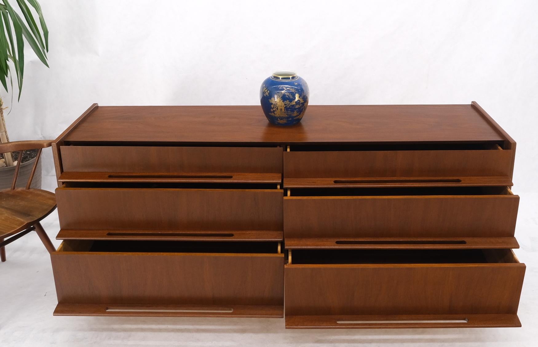 Edmund Spence Attributed Large 6 Drawers Walnut Dresser W/ Gallery Top Cone Legs In Excellent Condition For Sale In Rockaway, NJ