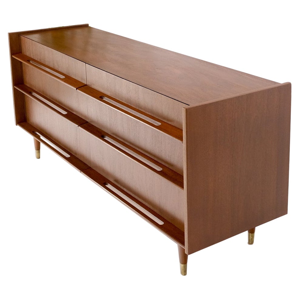 Grande commode à 6 tiroirs en noyer avec pieds coniques en forme de galerie attribuée à Edmund Spence en vente