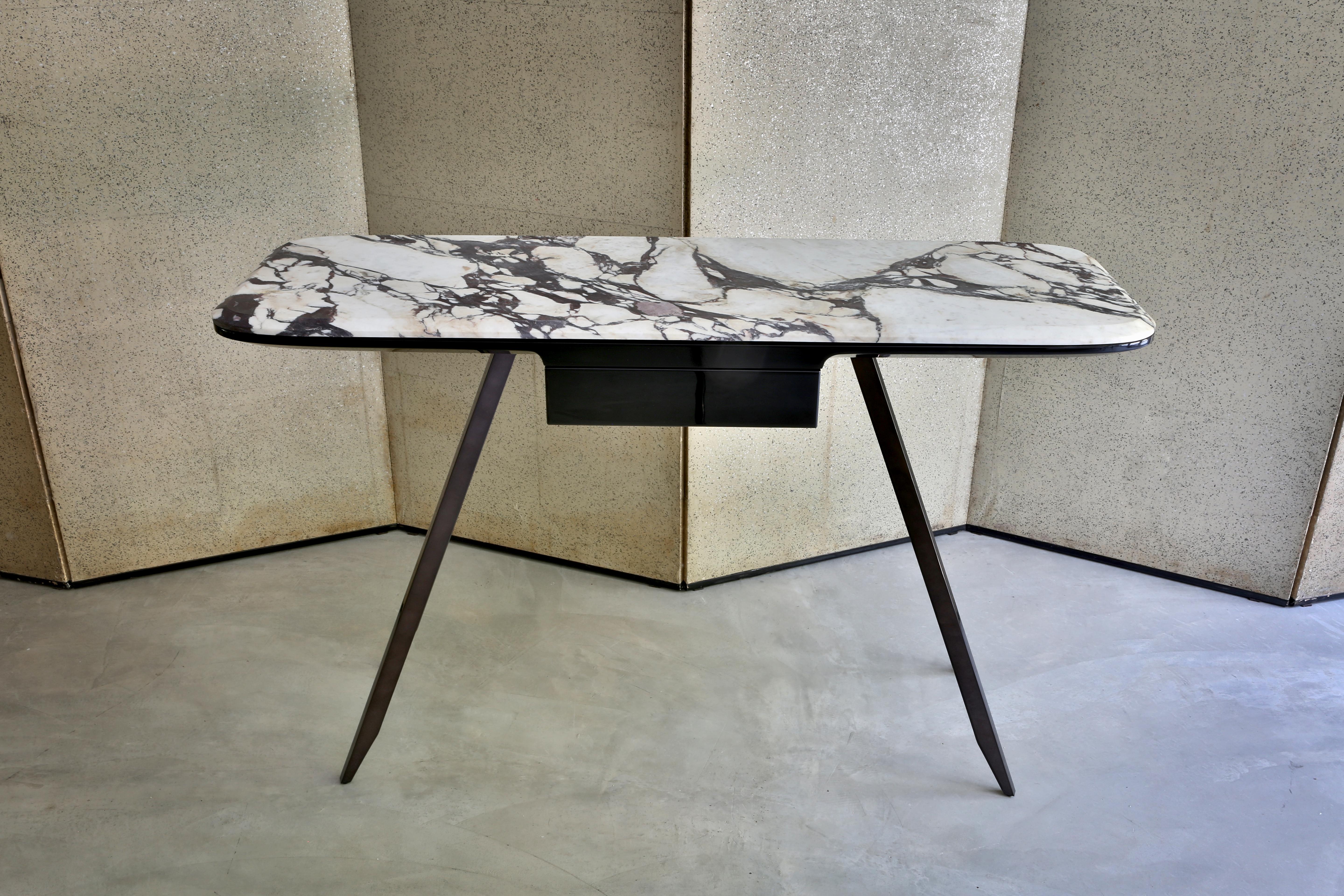 Scrivania Edo 120 in marmo breccia medicea opaco e gambe in nichel nero di Casa Casati 
Dimensioni: P 46 x L 140 x H 75 cm. 
Materiali: Lacca, marmo Breccia Medicea e metallo nichelato nero.

Disponibile in diversi materiali e dimensioni.