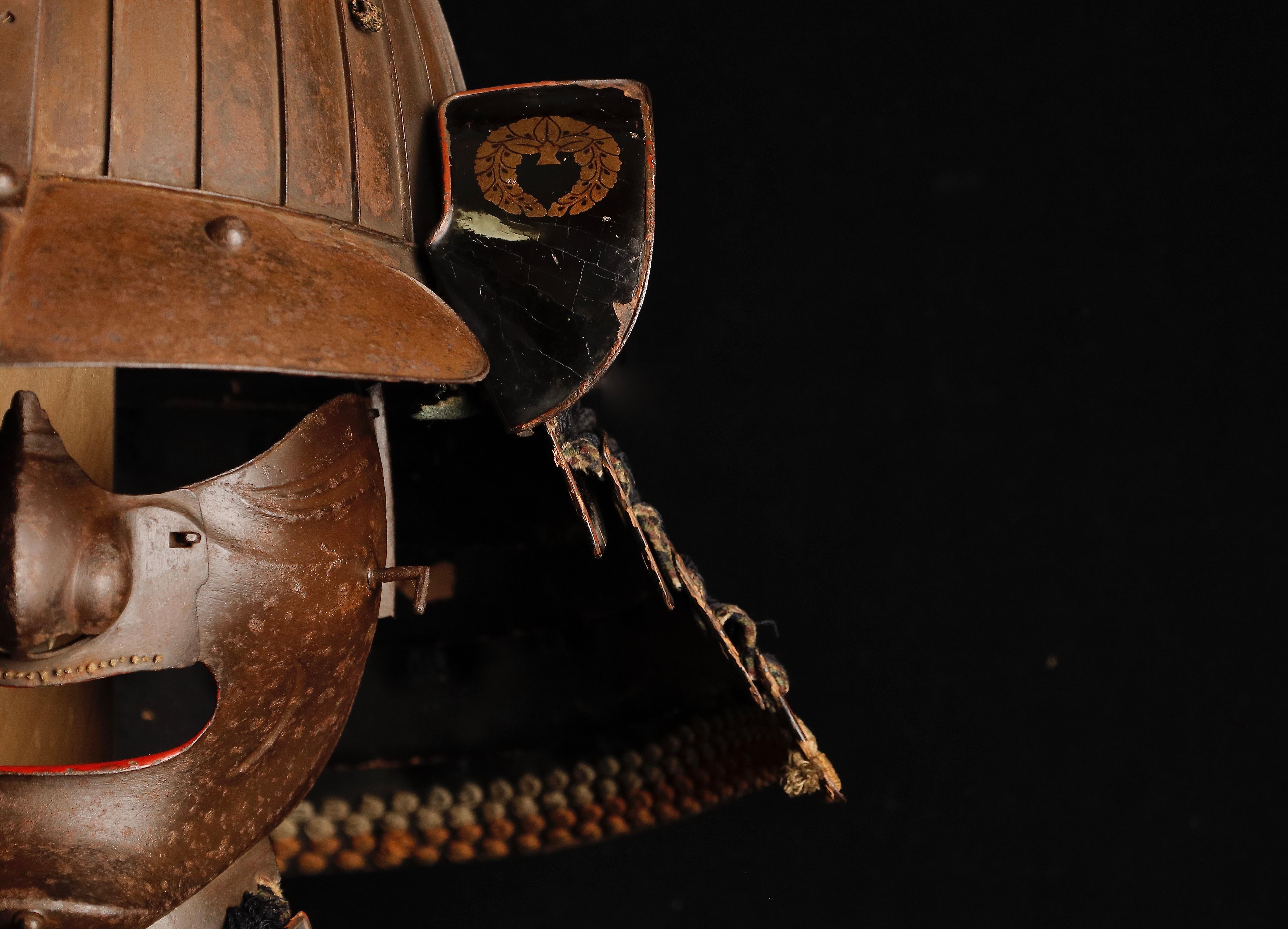 Exceptionnel ensemble samouraï Kabuto et Menpo de la période Edo (17-18e siècle). Cet ensemble comprend un Suji Kabuto (casque) à 32 plaques et un Menpo (masque) qui s'accordent parfaitement pour créer une image impressionnante et redoutable d'un