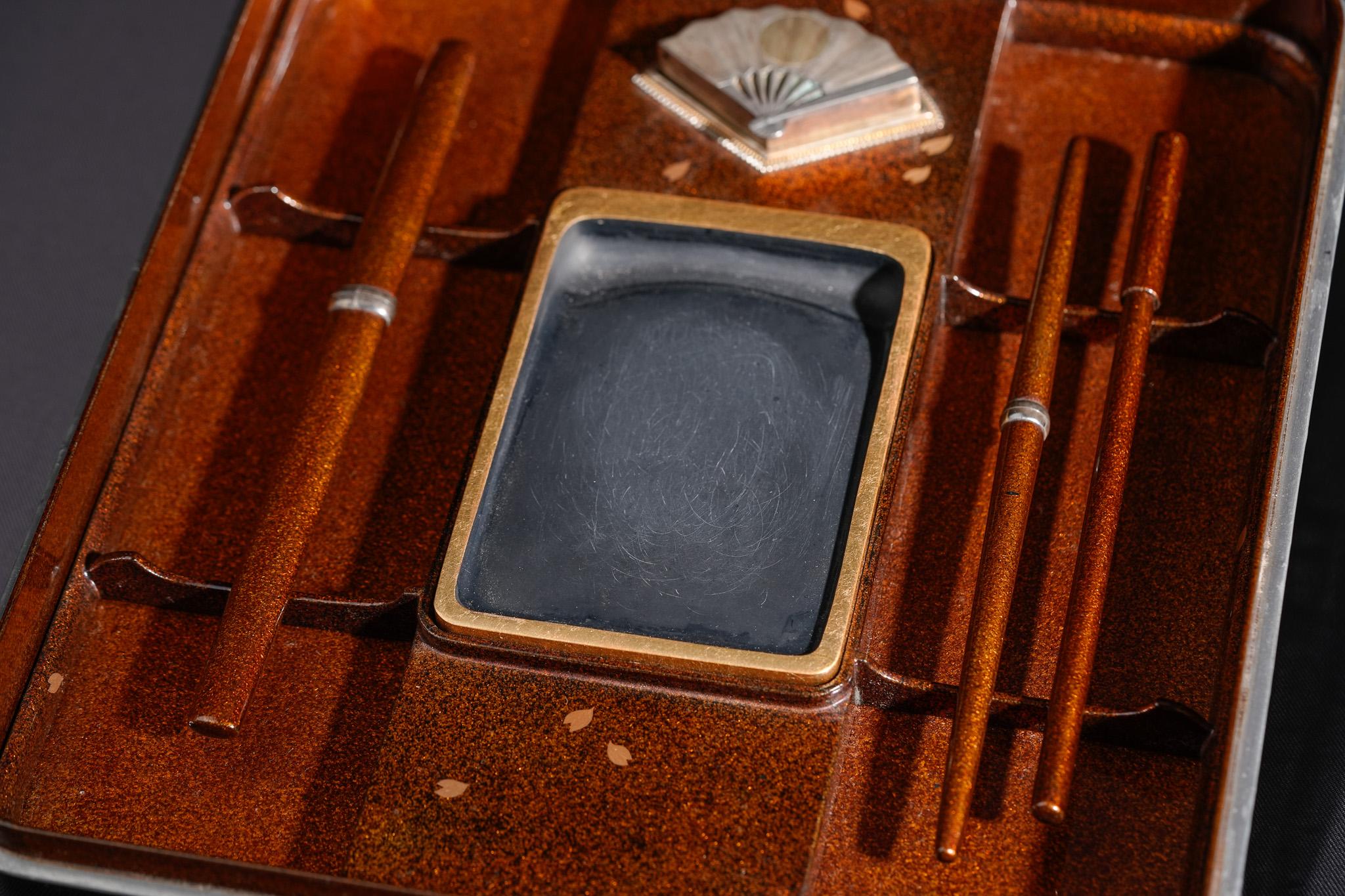 Edo-Goldlack-Schreibkasten mit Samurai-Krieger, Makie Suzuribako (Lack) im Angebot