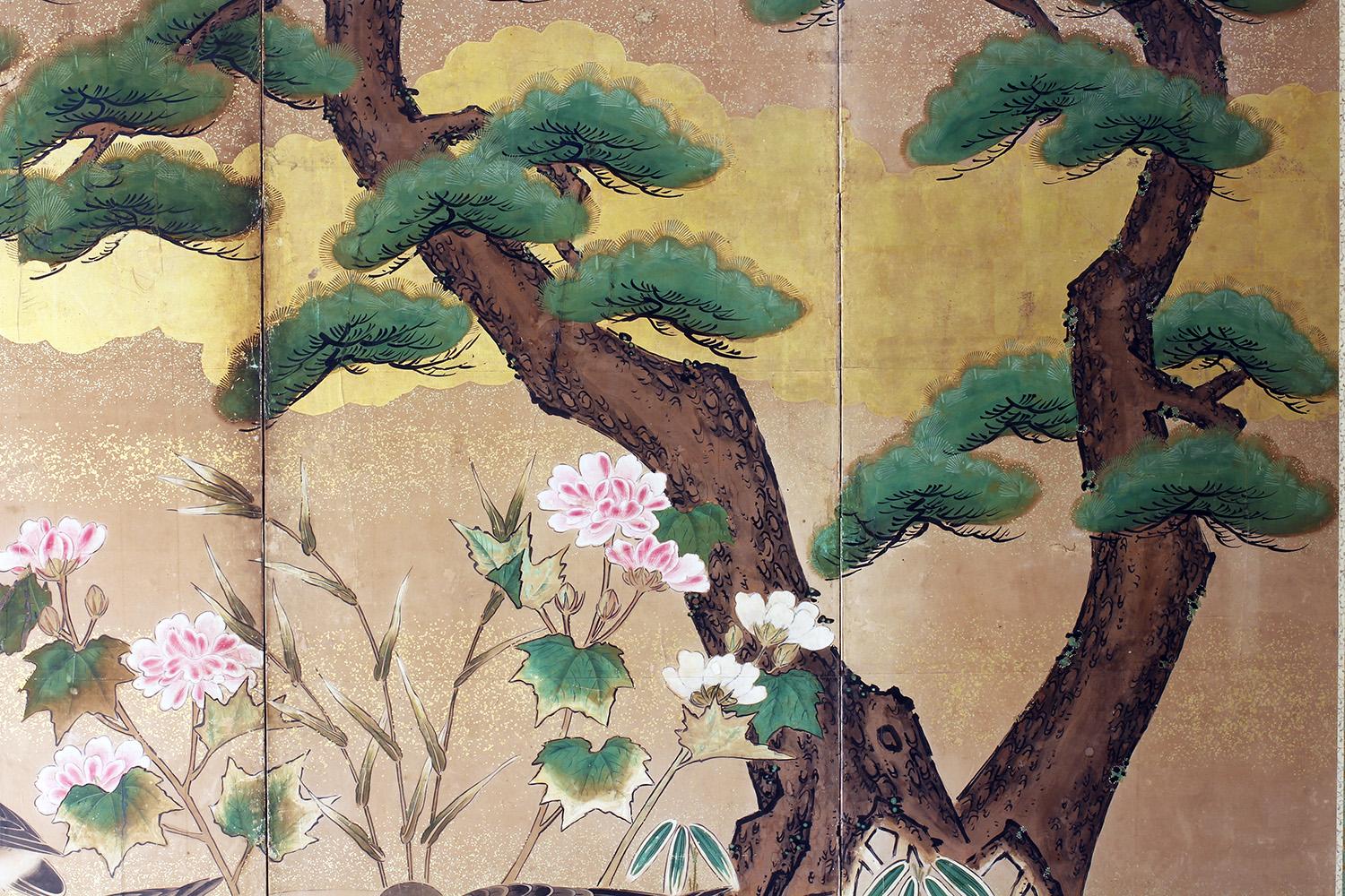 This Japanese screen is a beautiful example of a landscape with pine trees, peonies and ducks in the water, it releases a pleasant feeling of relaxation.
The work is from the early 19th century, full Edo period, the artist is unknown but from the