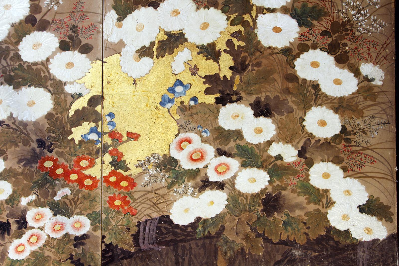 Early 19th century two panel screen from the Rinpa school Two panels painted with mineral pigments on gold leaf and rice paper.
The flowers are made with the 