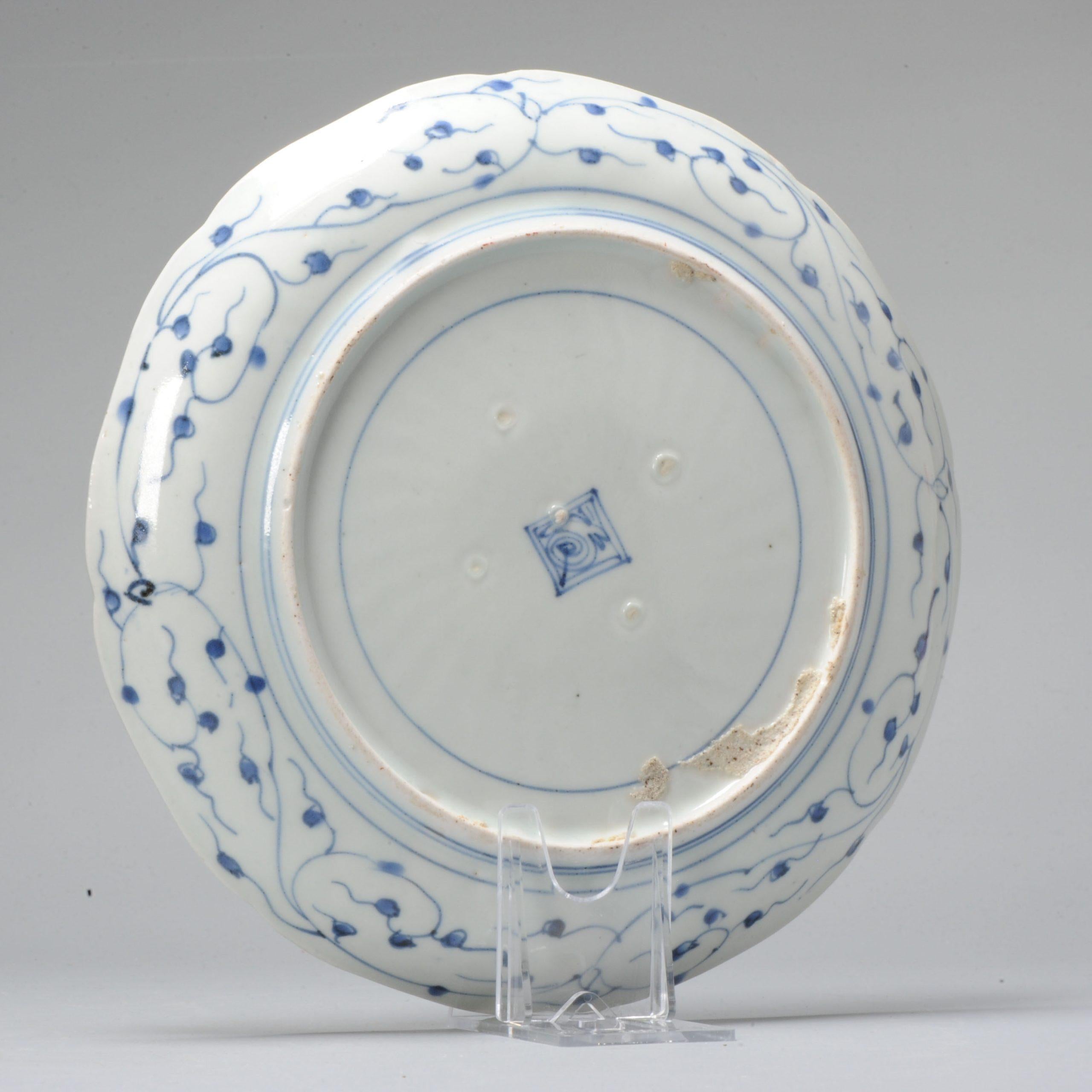 Edo Period 17/18C Japanese Porcelain Dish Polychrome Kakiemon or Arita with Fuku In Good Condition For Sale In Amsterdam, Noord Holland