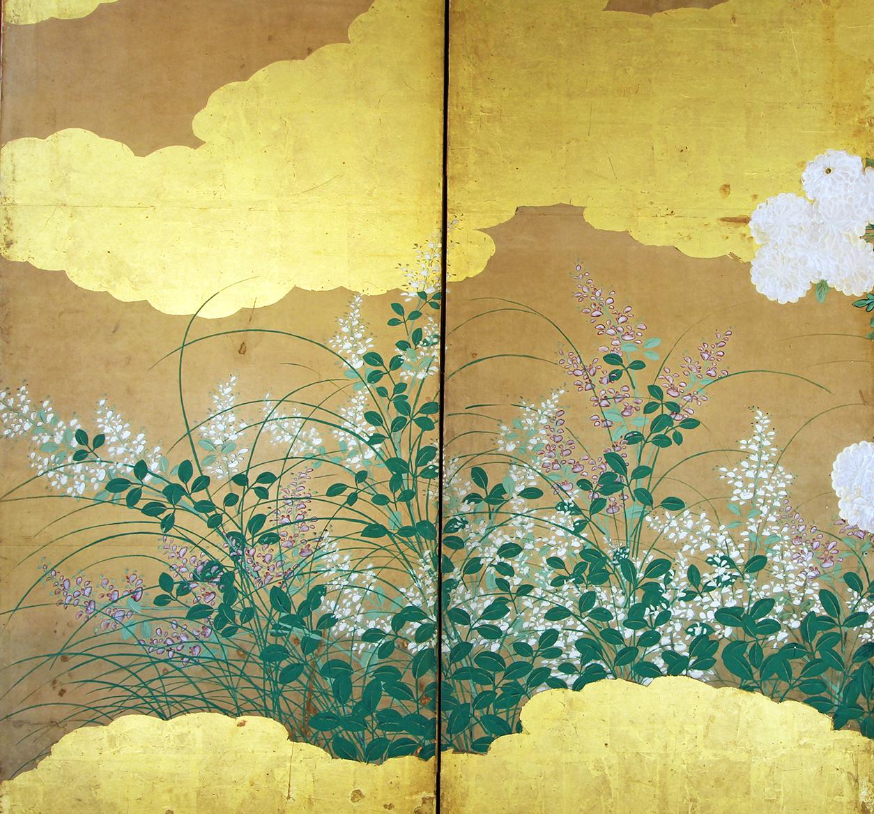 Wolken aus Gold, Wasser und viele bunte Blumen: Japanischer Sechspaneel-Faltwandschirm der Rimpa-Schule. Handbemalt mit Reismineralpigmenten und -tinten auf Reispapier und Blattgold.