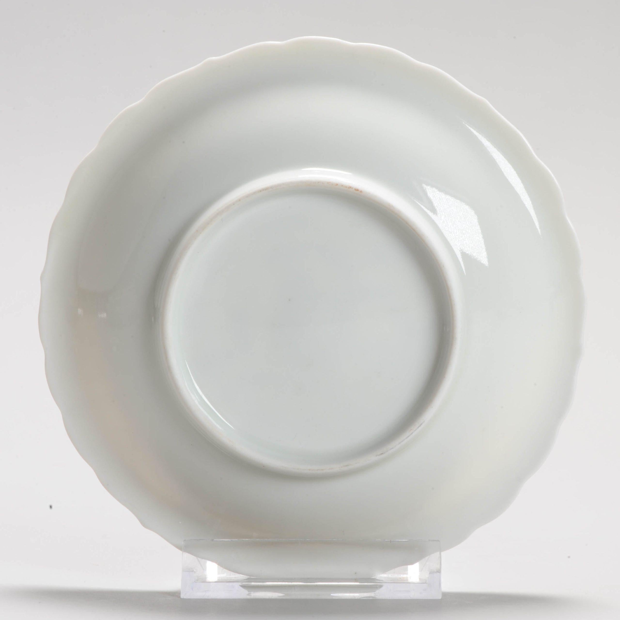 Japanische Porzellanschale Arita aus der Edo-Periode mit Blumenszene, ca. 1680-1710 im Zustand „Gut“ im Angebot in Amsterdam, Noord Holland