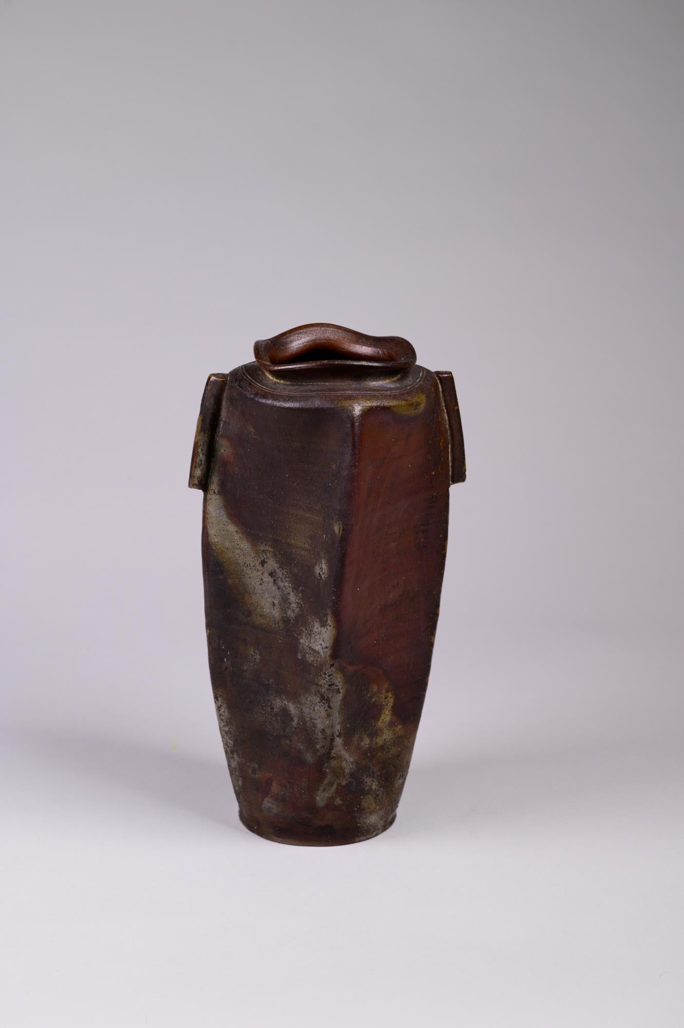 Bizen-Vase aus der Edo-Zeit, Keramikvase aus der späten Edo-Zeit (Mitte des 19. Jahrhunderts) aus Bizen, einem der sechs alten Brennöfen in Japan. Ungewöhnlich gewellter Rand mit traditionellen Töpferzeichen auf der Oberseite. Schöne natürliche