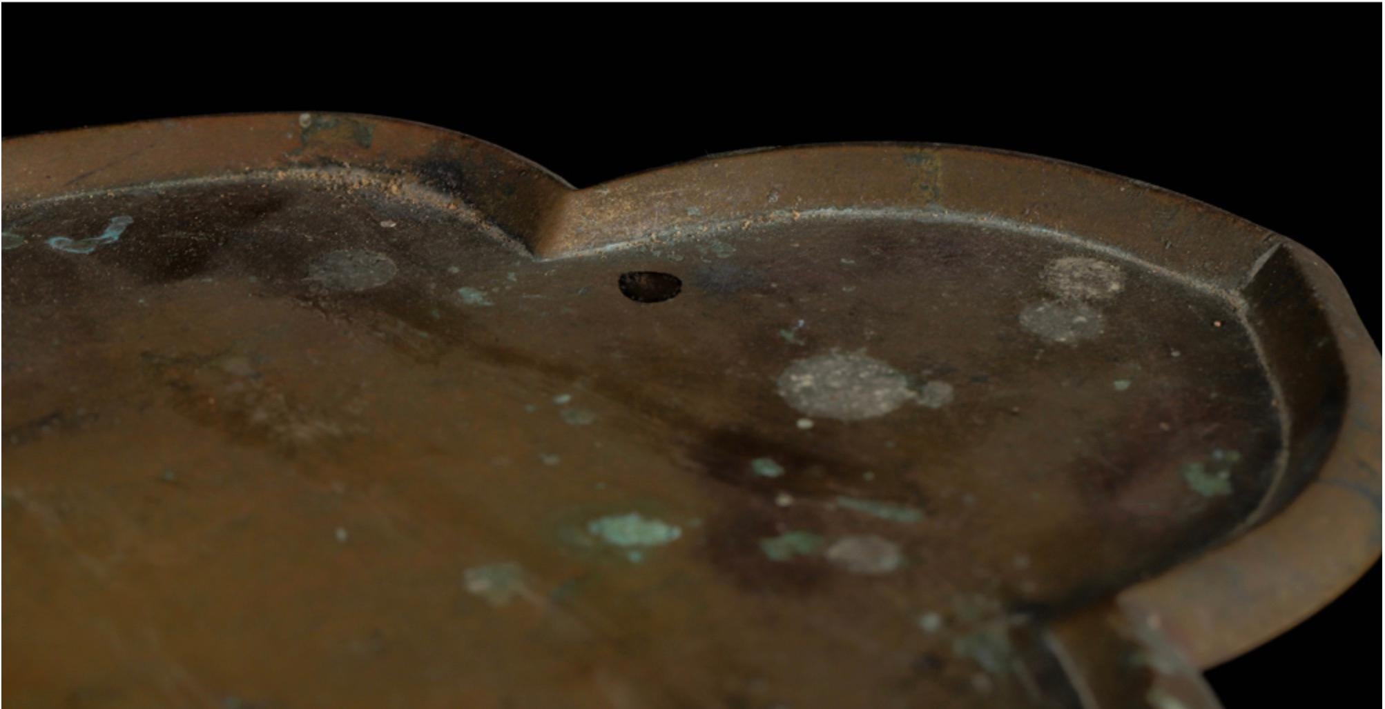 Bronze-Altarständer aus der Edo-Zeit - datiert 1650 (Keian 3), in Auftrag gegeben für Jōrakuji (Japanisch) im Angebot