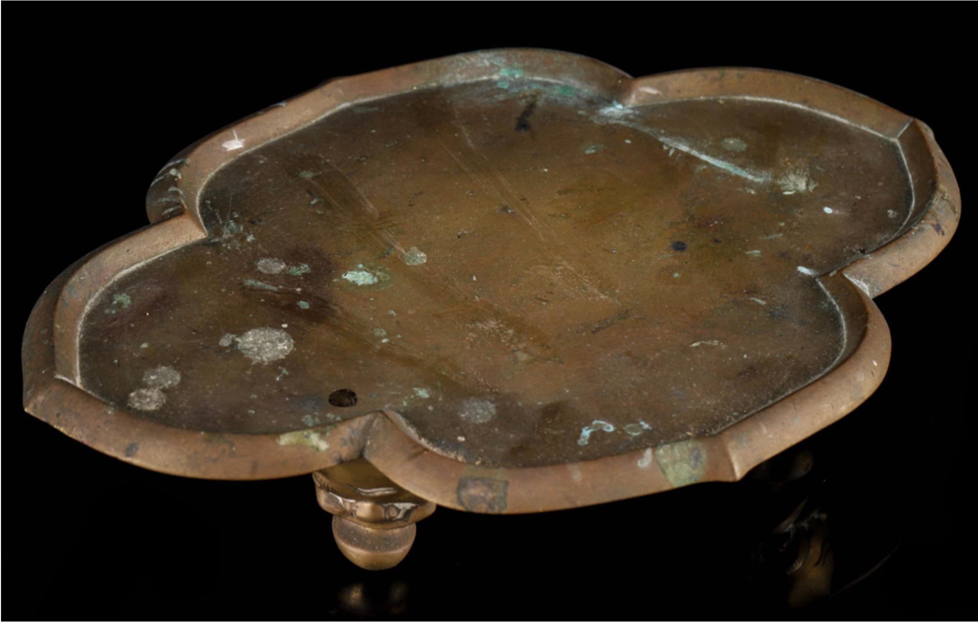 Bronze-Altarständer aus der Edo-Zeit - datiert 1650 (Keian 3), in Auftrag gegeben für Jōrakuji im Angebot 1