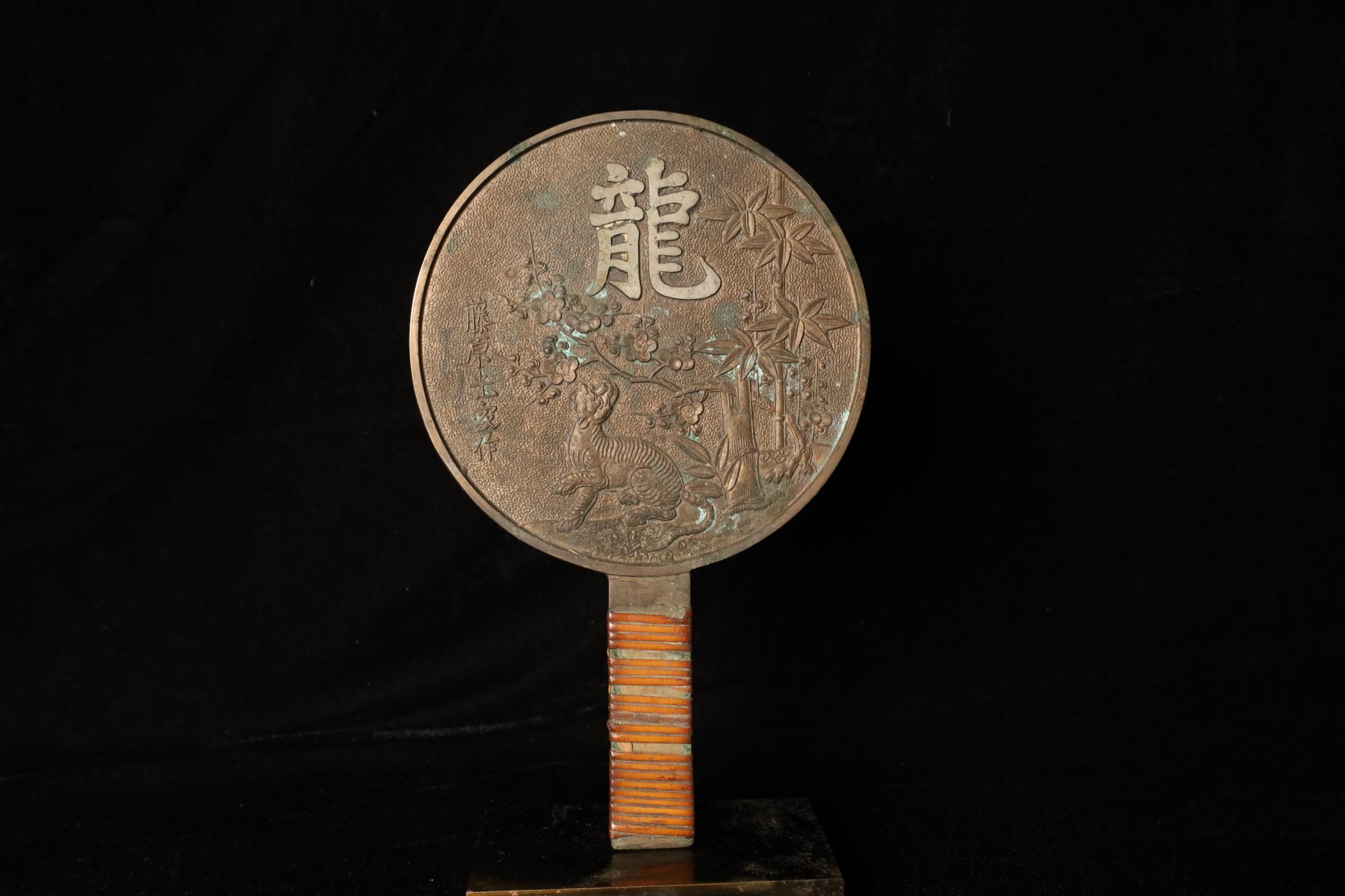 Bronzespiegel aus der Edo-Zeit mit einem seltenen Design, das einen Tiger und Pflaumenblüten darstellt im Angebot 4