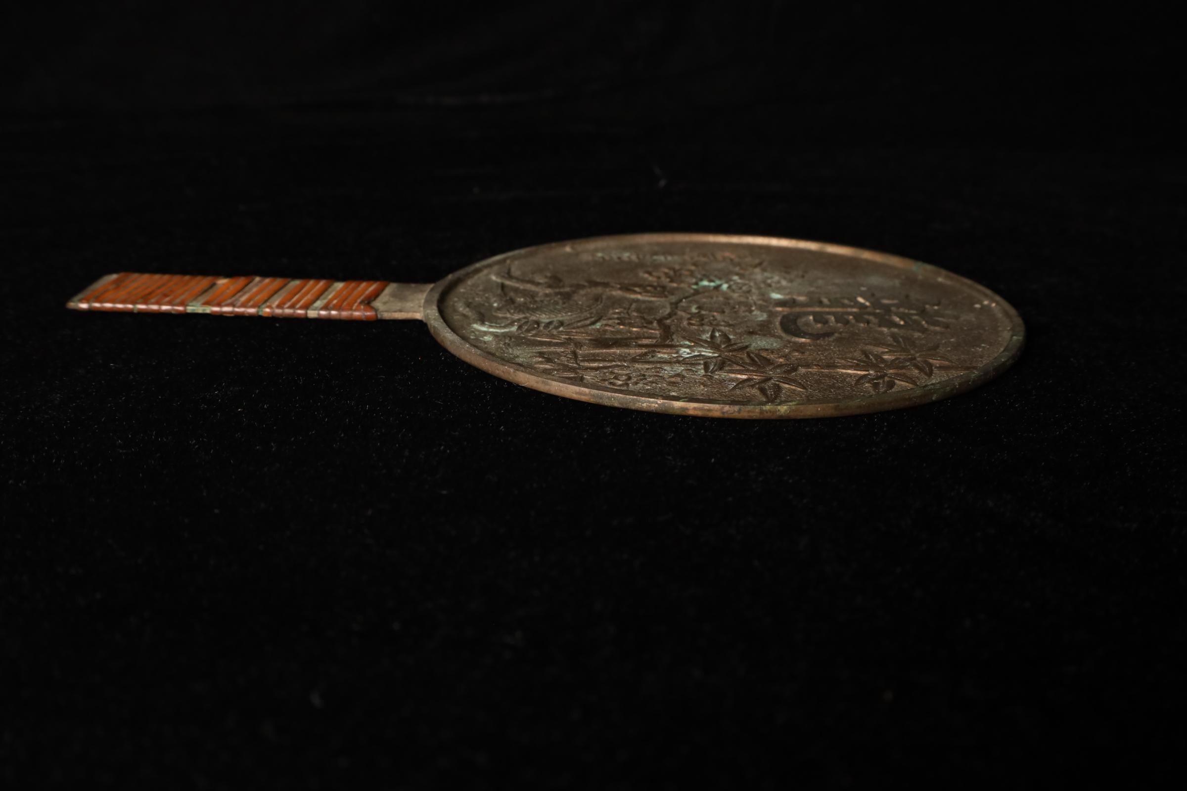 Bronzespiegel aus der Edo-Zeit mit einem seltenen Design, das einen Tiger und Pflaumenblüten darstellt im Angebot 9