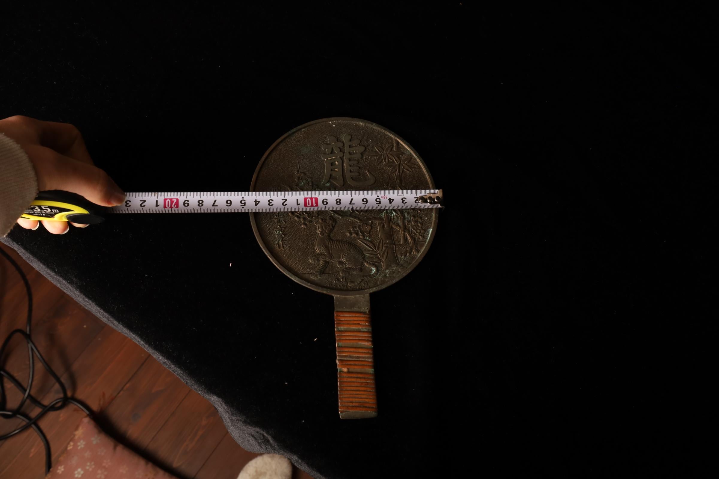 Bronzespiegel aus der Edo-Zeit mit einem seltenen Design, das einen Tiger und Pflaumenblüten darstellt im Angebot 10