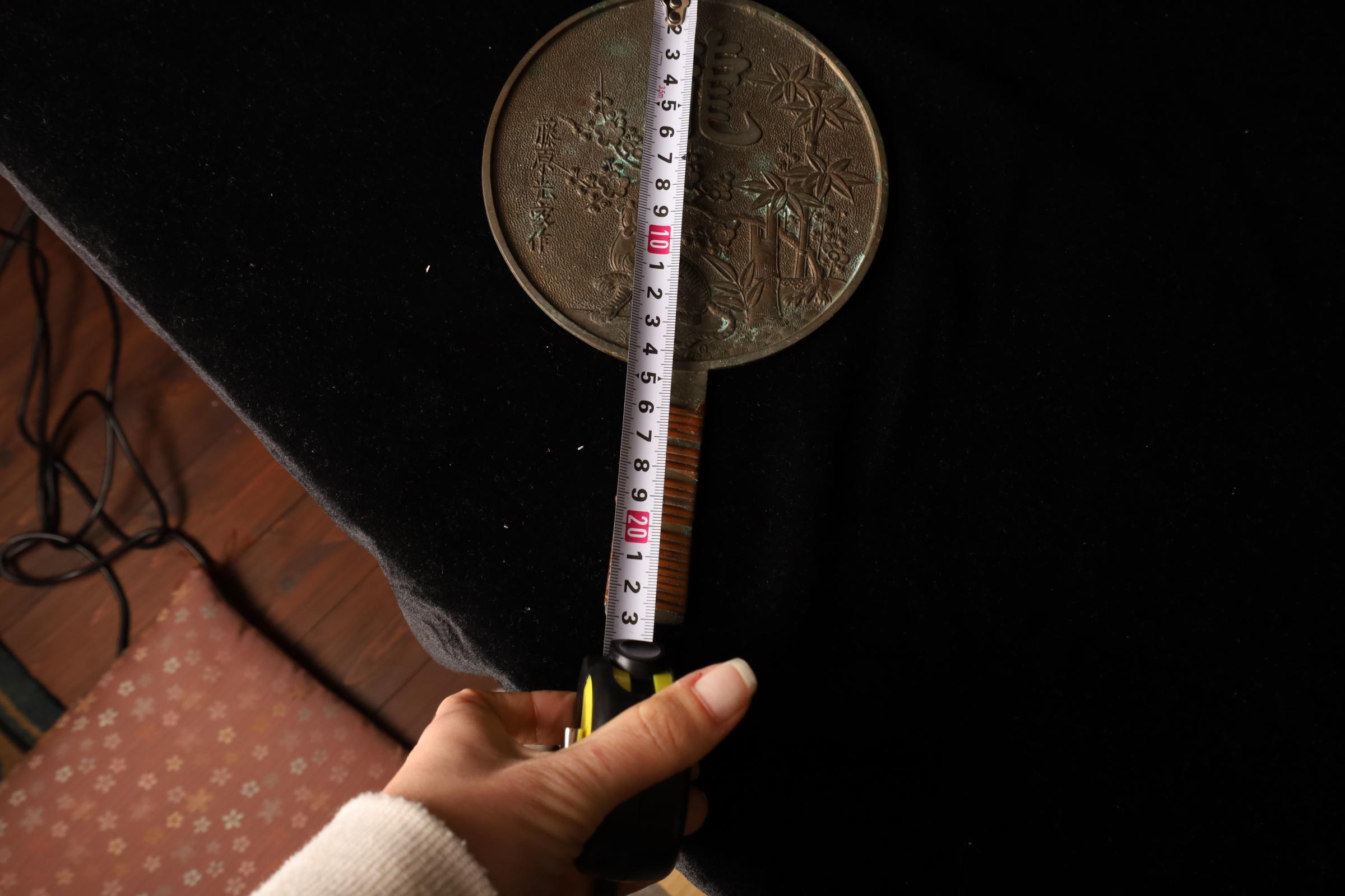 Bronzespiegel aus der Edo-Zeit mit einem seltenen Design, das einen Tiger und Pflaumenblüten darstellt im Angebot 11