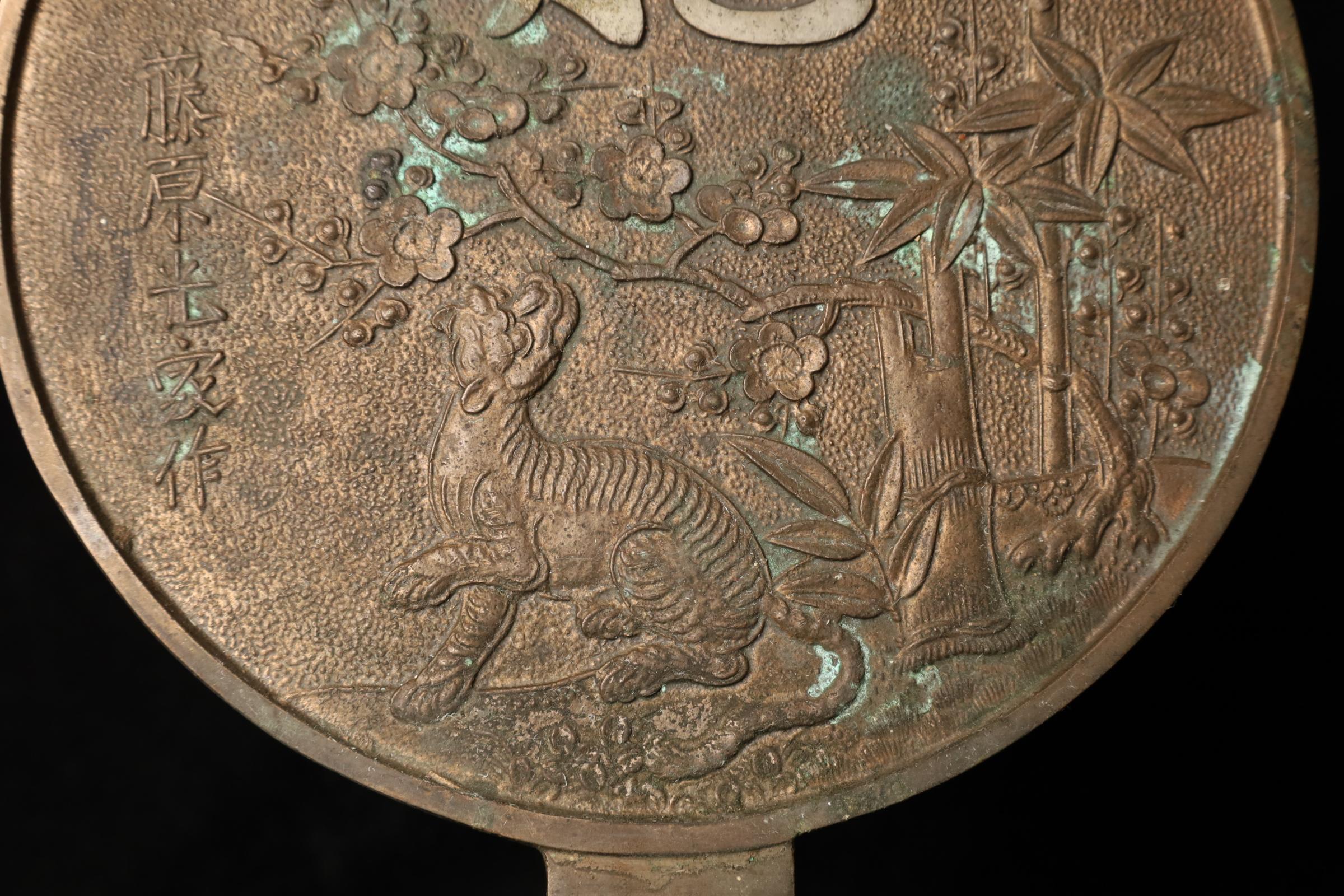 Bronzespiegel aus der Edo-Zeit mit einem seltenen Design, das einen Tiger und Pflaumenblüten darstellt (Silber) im Angebot