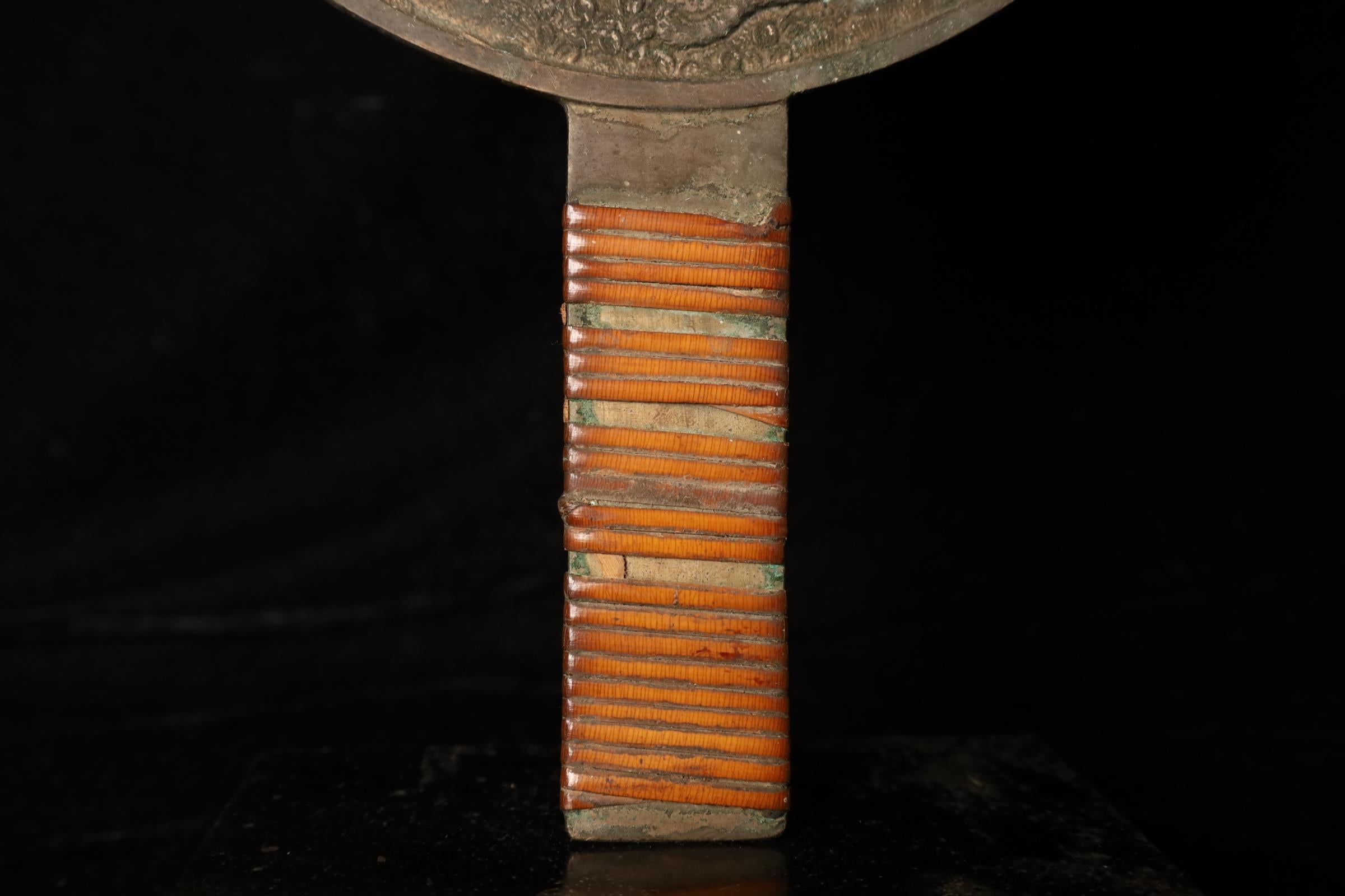 Bronzespiegel aus der Edo-Zeit mit einem seltenen Design, das einen Tiger und Pflaumenblüten darstellt im Angebot 3