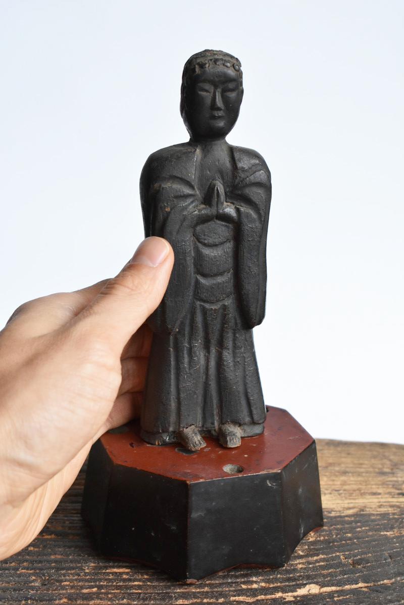 Nous, Japonais, présentons des articles uniques avec une esthétique, des voies d'achat et des méthodes uniques que personne ne peut imiter.

Il s'agit d'une petite statue de Bouddha en bois fabriquée pendant la période Edo au Japon.

Et cette