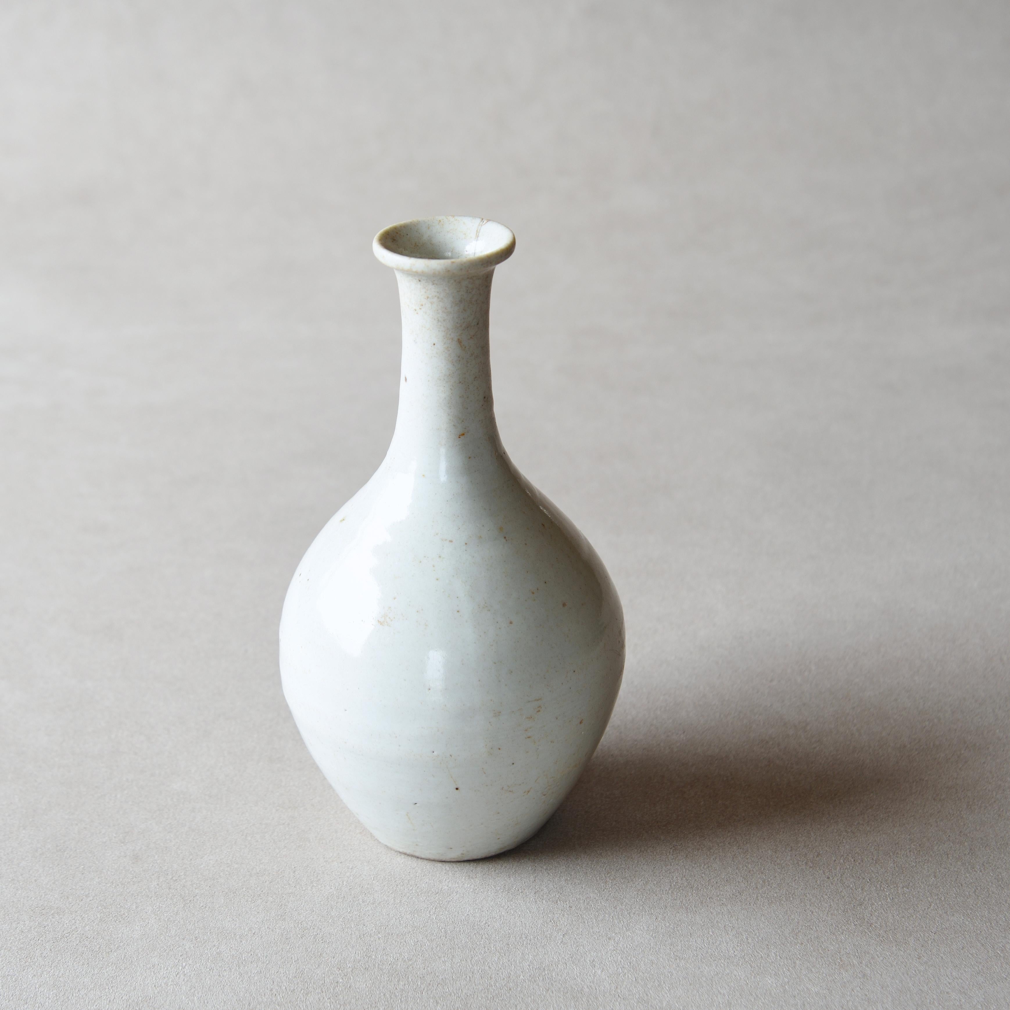 Hand-Crafted Edo-period Japanese Kurawanka Hasami Ware Porcelain Tokkuri Flask For Sale