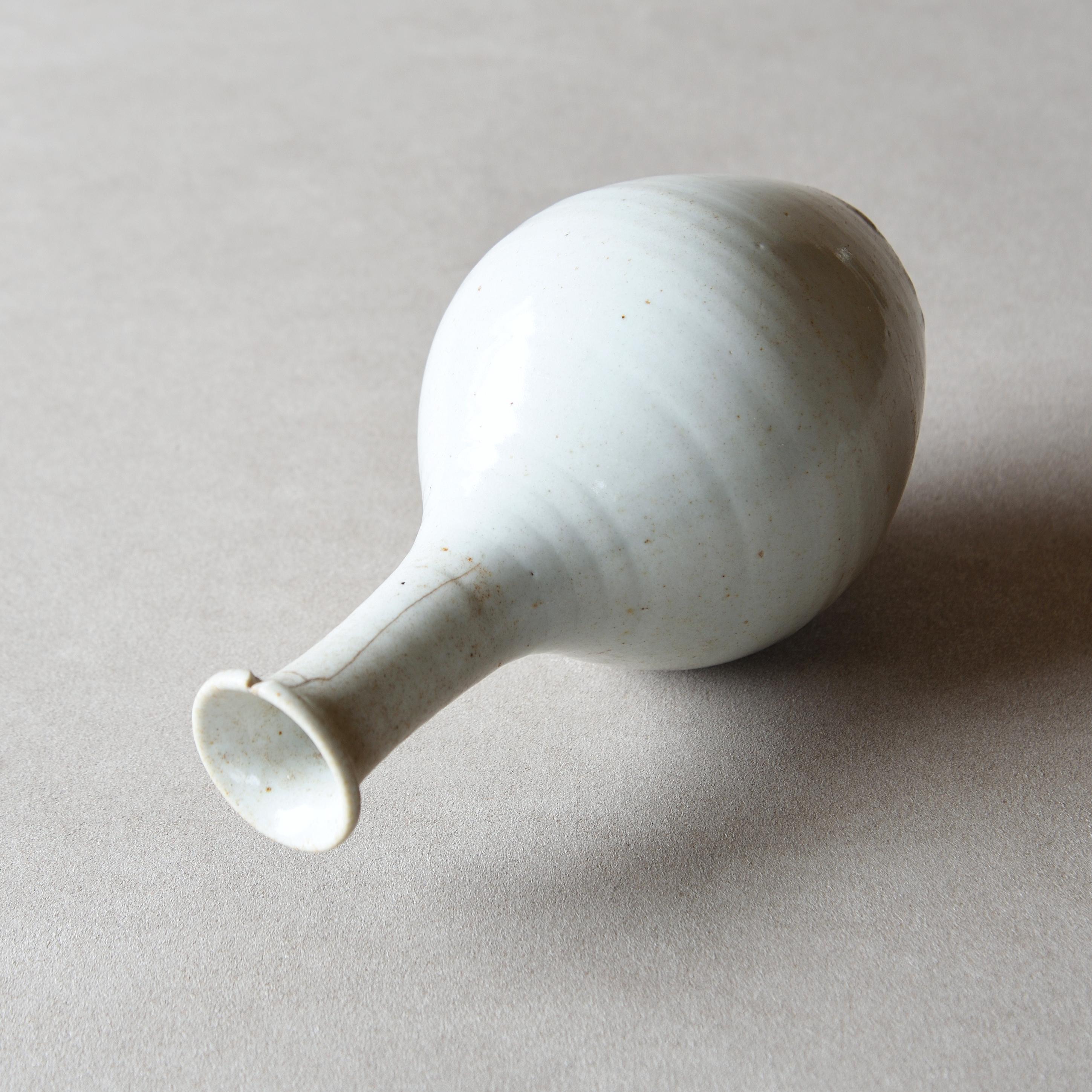19th Century Edo-period Japanese Kurawanka Hasami Ware Porcelain Tokkuri Flask For Sale